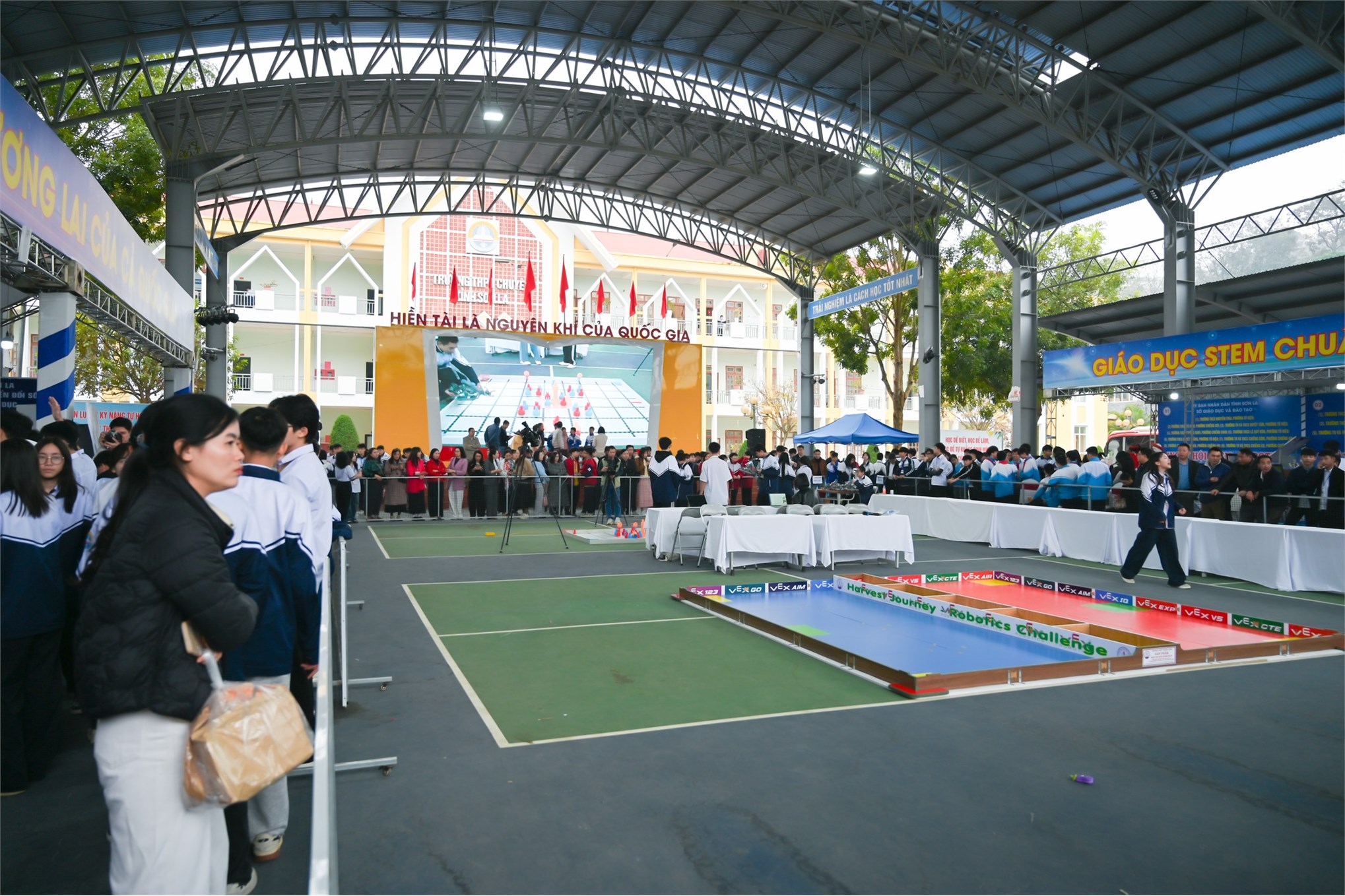 Trường Điện – Điện tử tư vấn tuyển sinh gắn với công nghệ: lan tỏa STEM – Robotics cho học sinh tỉnh Sơn La