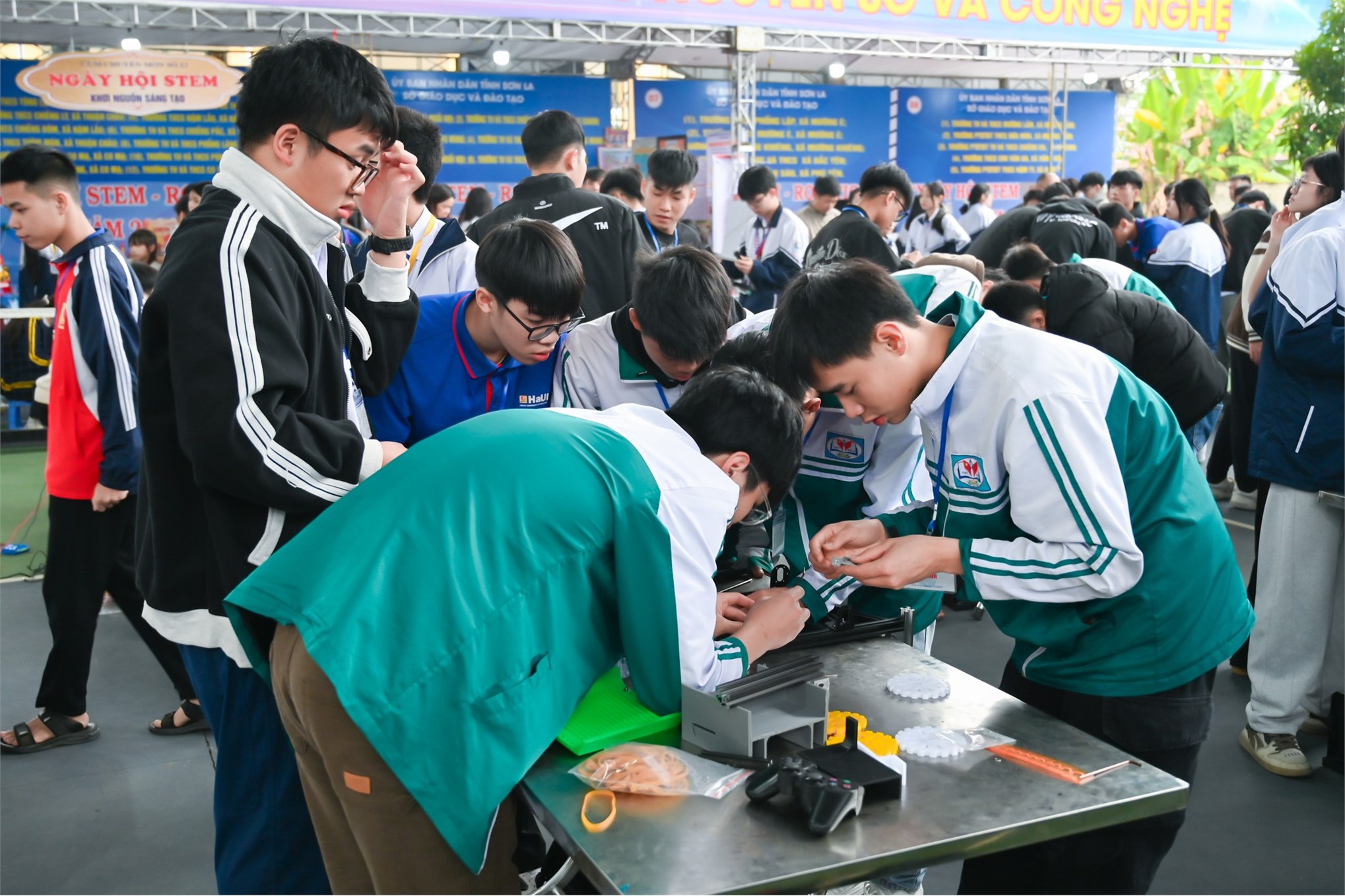 Trường Điện – Điện tử tư vấn tuyển sinh gắn với công nghệ: lan tỏa STEM – Robotics cho học sinh tỉnh Sơn La