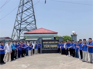 Sinh viên ngành Năng lượng tái tạo tham quan, học tập thực tế tại Nhà máy Điện Mặt trời Yên Định