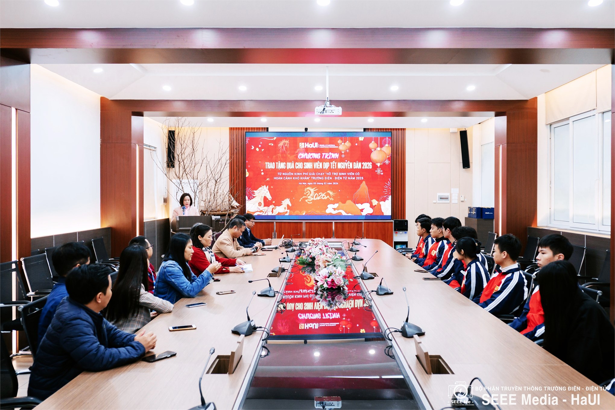 Từ giải chạy đến mùa xuân yêu thương: Trường Điện – Điện tử trao quà Tết Nguyên Đán 2026 cho sinh viên khó khăn