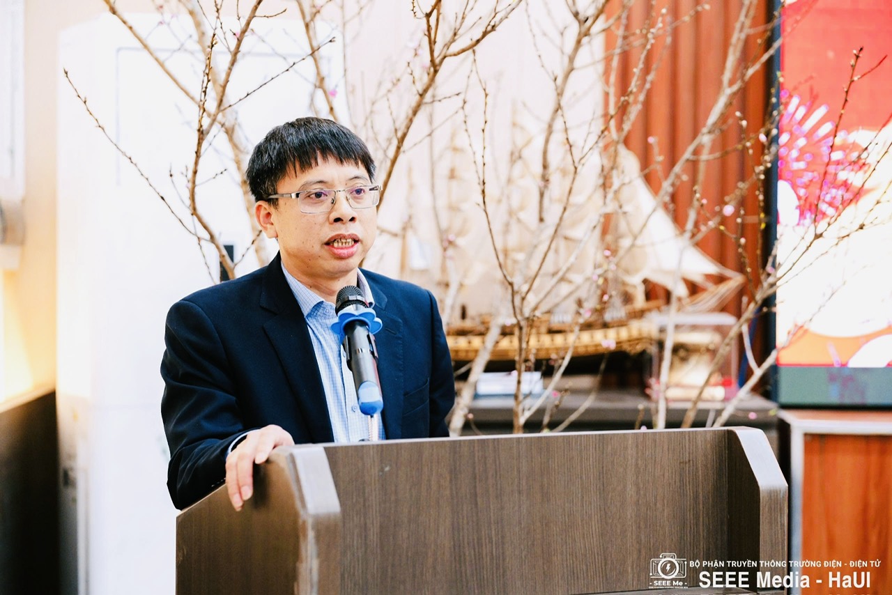 Từ giải chạy đến mùa xuân yêu thương: Trường Điện – Điện tử trao quà Tết Nguyên Đán 2026 cho sinh viên khó khăn