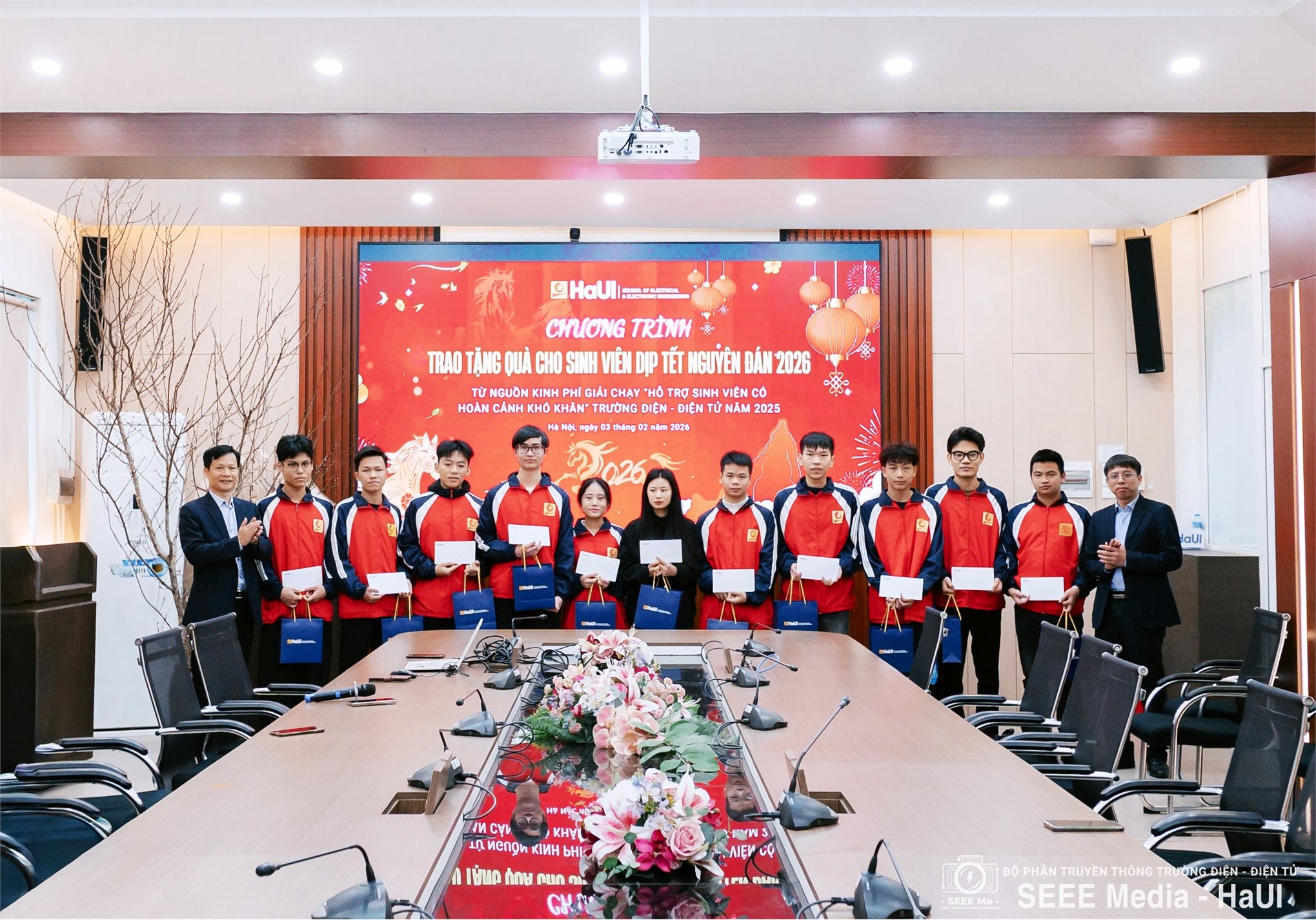 Từ giải chạy đến mùa xuân yêu thương: Trường Điện – Điện tử trao quà Tết Nguyên Đán 2026 cho sinh viên khó khăn