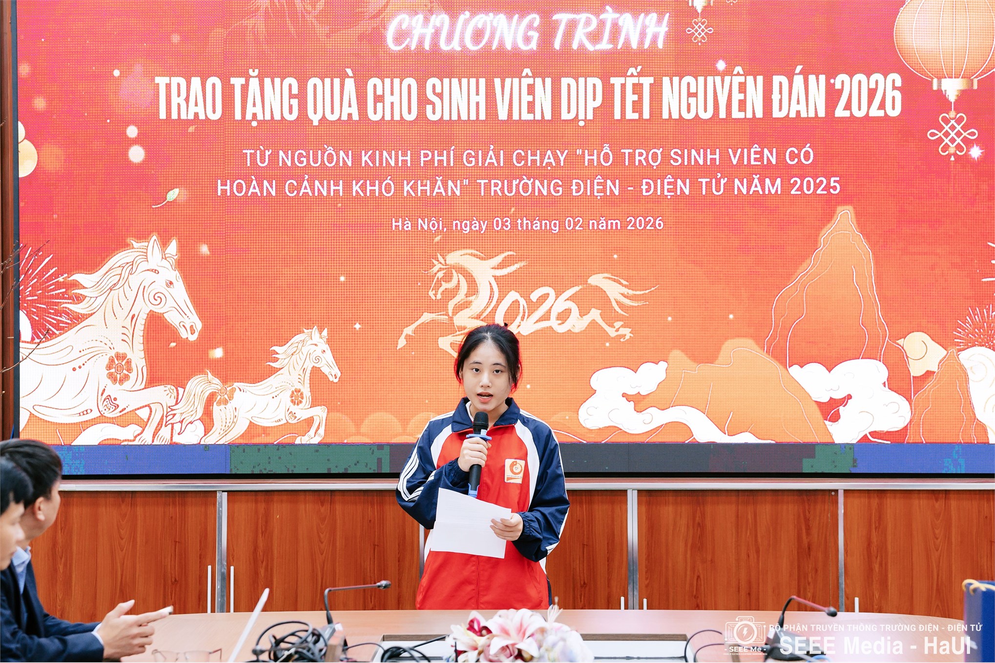Từ giải chạy đến mùa xuân yêu thương: Trường Điện – Điện tử trao quà Tết Nguyên Đán 2026 cho sinh viên khó khăn