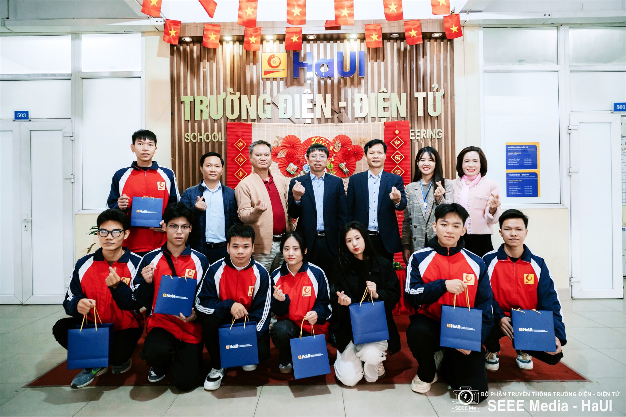 Từ giải chạy đến mùa xuân yêu thương: Trường Điện – Điện tử trao quà Tết Nguyên Đán 2026 cho sinh viên khó khăn