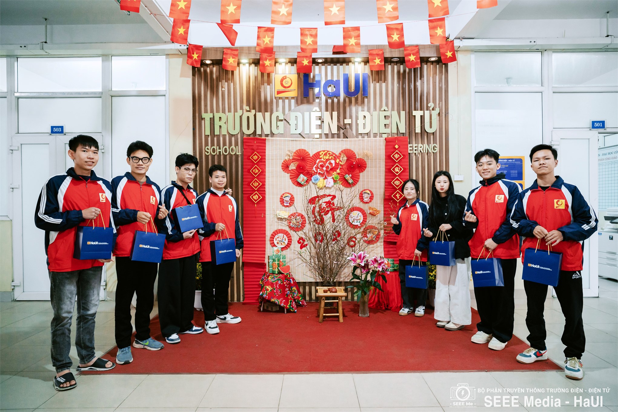 Từ giải chạy đến mùa xuân yêu thương: Trường Điện – Điện tử trao quà Tết Nguyên Đán 2026 cho sinh viên khó khăn