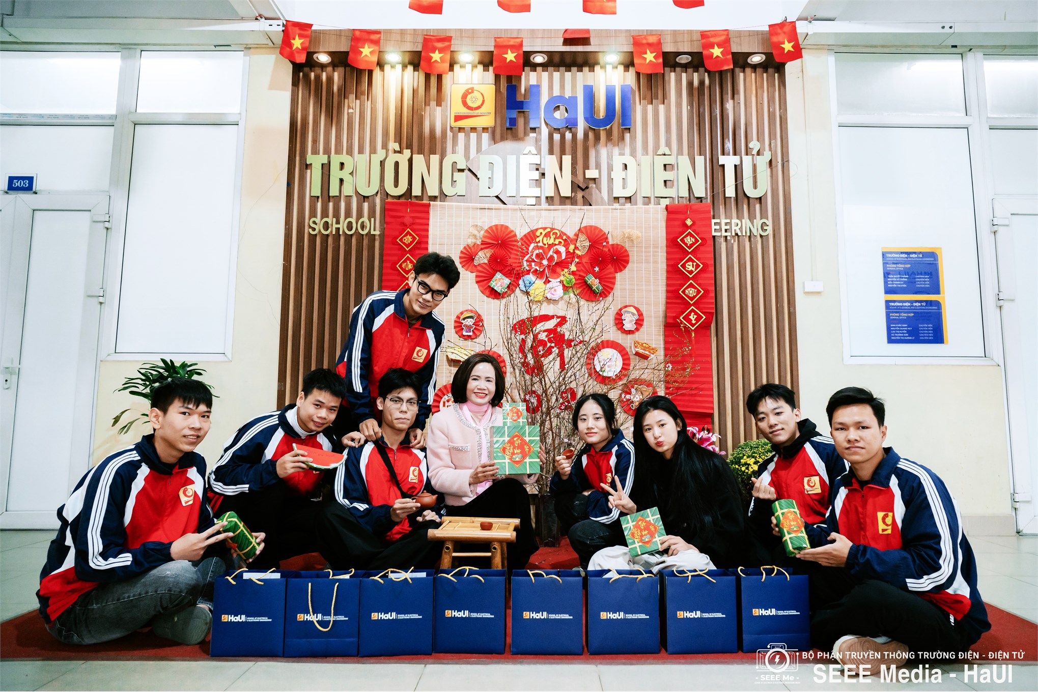 Từ giải chạy đến mùa xuân yêu thương: Trường Điện – Điện tử trao quà Tết Nguyên Đán 2026 cho sinh viên khó khăn