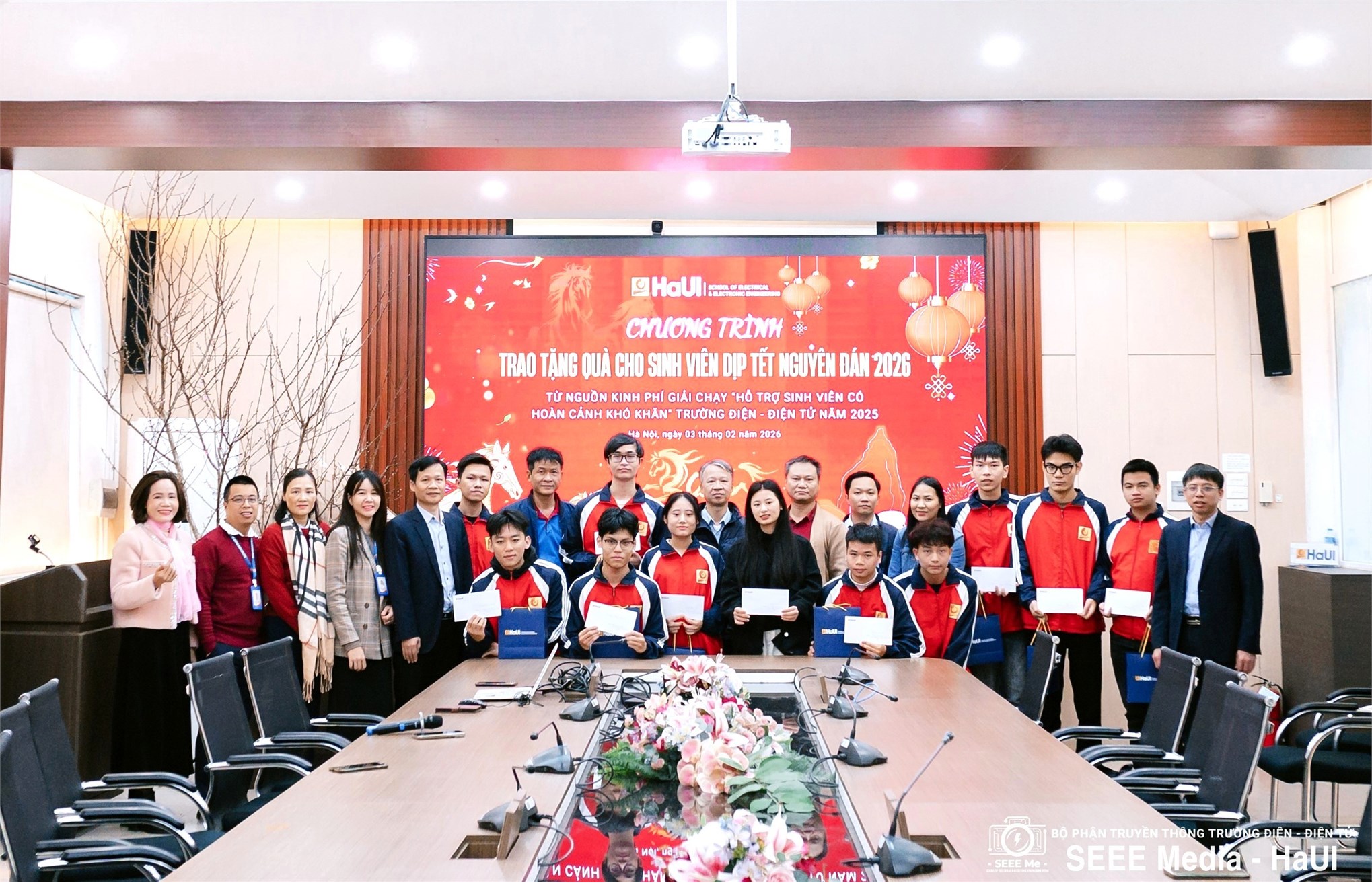 Từ giải chạy đến mùa xuân yêu thương: Trường Điện – Điện tử trao quà Tết Nguyên Đán 2026 cho sinh viên khó khăn