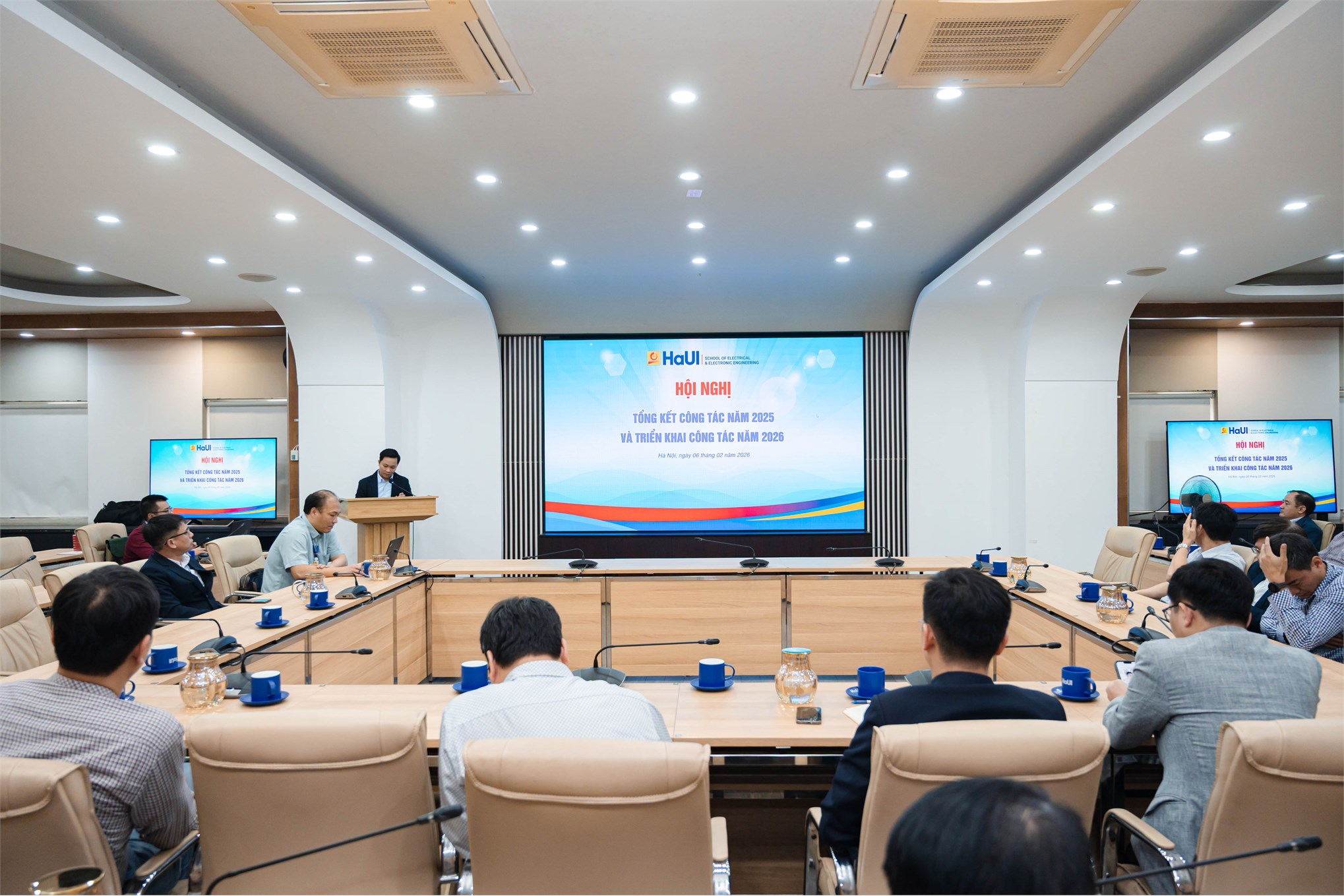 Trường Điện – Điện tử tổ chức Hội nghị tổng kết công tác năm 2025, triển khai nhiệm vụ năm 2026 và trao tặng Kỷ niệm chương của Bộ Công Thương