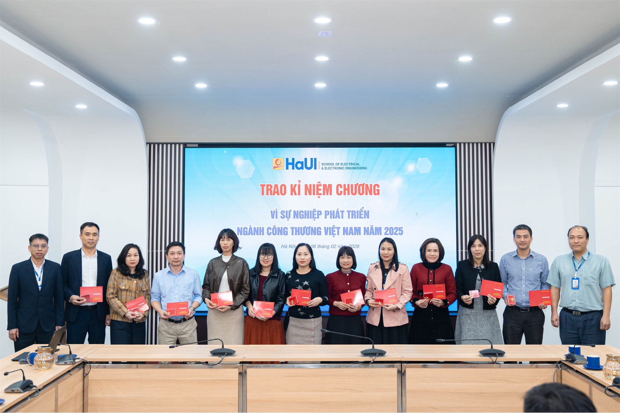 Trường Điện – Điện tử tổ chức Hội nghị tổng kết công tác năm 2025, triển khai nhiệm vụ năm 2026 và trao tặng Kỷ niệm chương của Bộ Công Thương