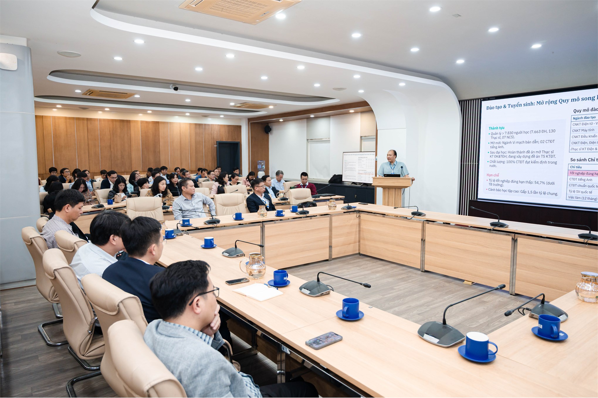 Trường Điện – Điện tử tổ chức Hội nghị tổng kết công tác năm 2025, triển khai nhiệm vụ năm 2026 và trao tặng Kỷ niệm chương của Bộ Công Thương