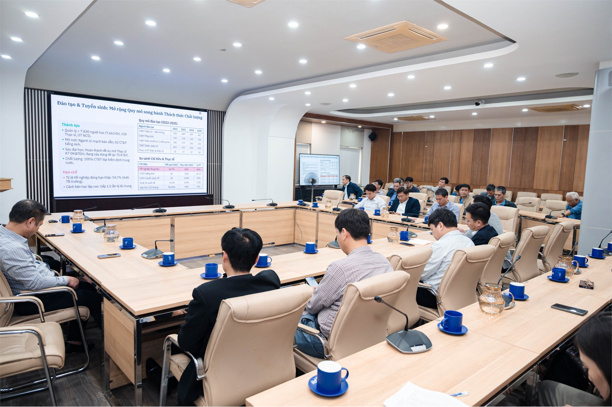 Trường Điện – Điện tử tổ chức Hội nghị tổng kết công tác năm 2025, triển khai nhiệm vụ năm 2026 và trao tặng Kỷ niệm chương của Bộ Công Thương