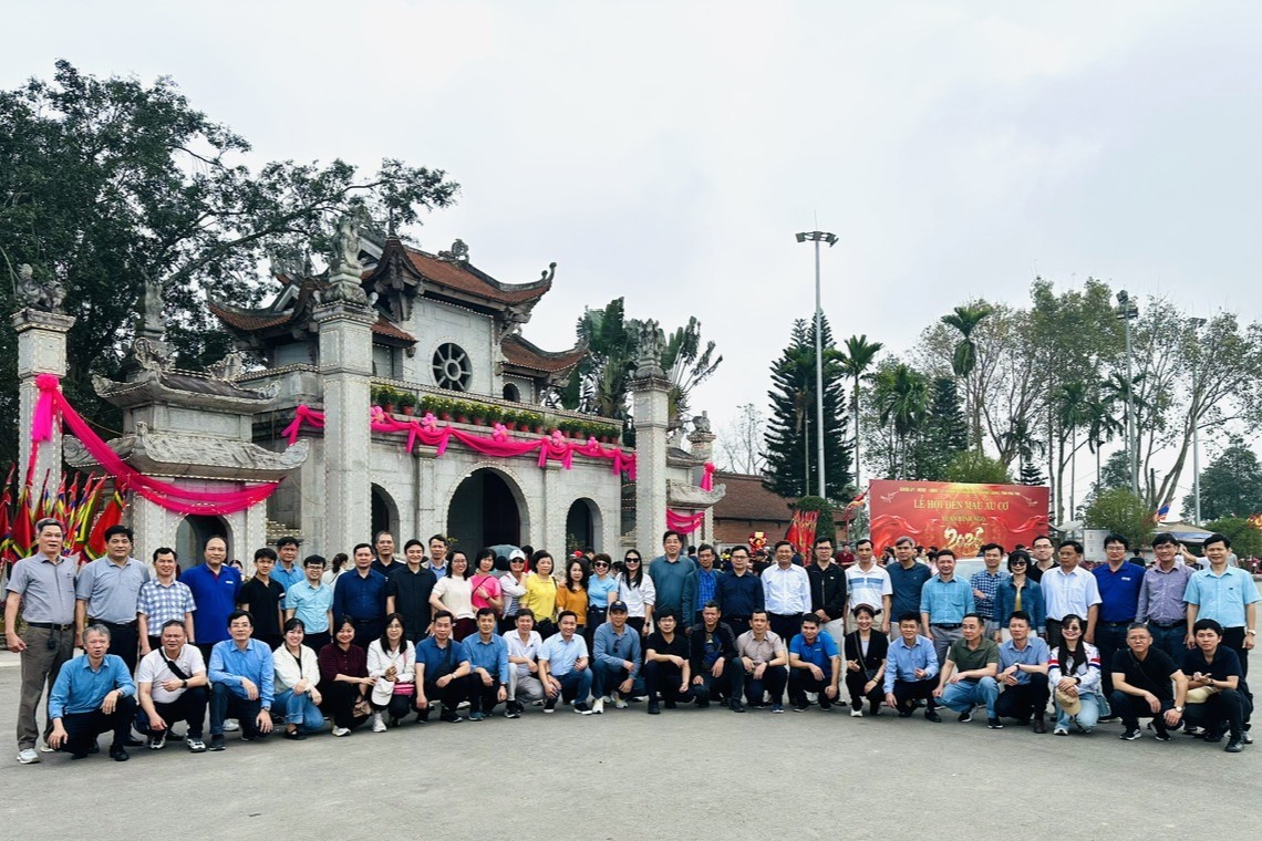 Hành trình về nguồn đầu xuân 2026 của Trường Điện – Điện tử: Bồi đắp truyền thống, gắn kết đội ngũ, lan tỏa khát vọng phát triển