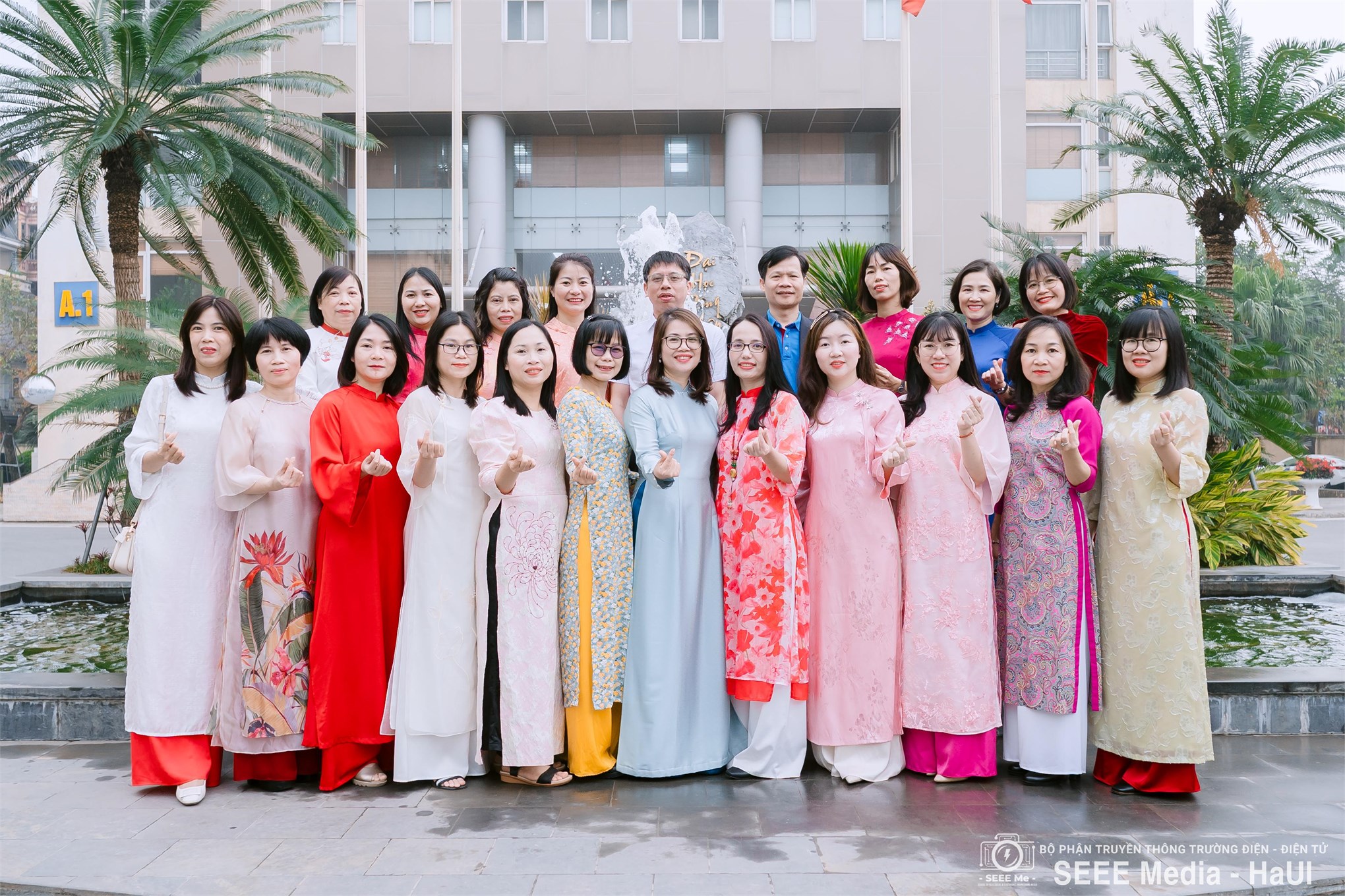 Diễm lệ tà áo dài – Vẻ đẹp thanh tao của người phụ nữ Trường Điện – Điện tử