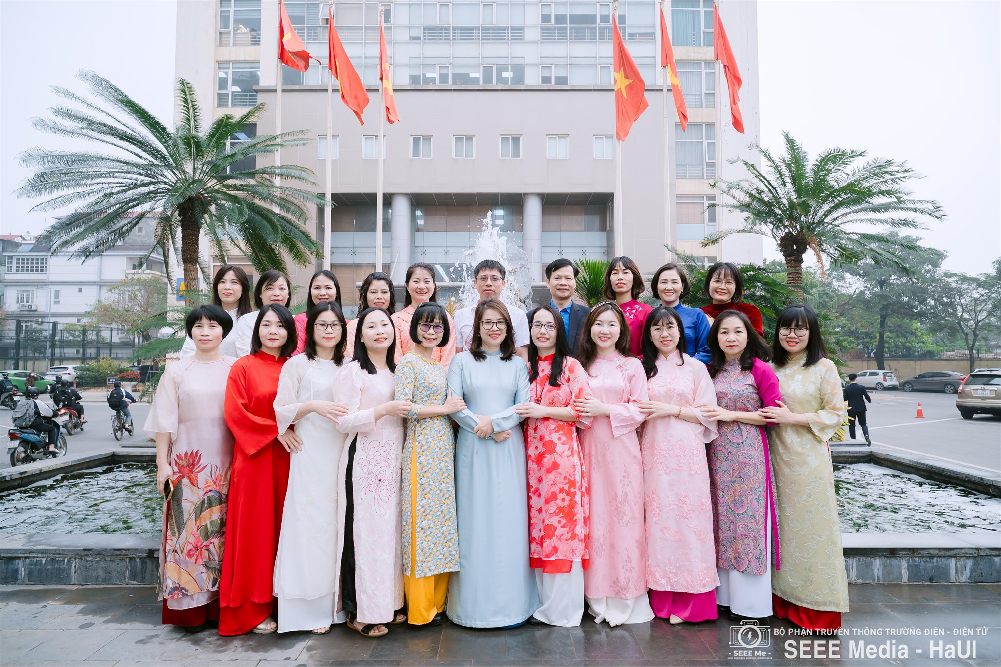 Diễm lệ tà áo dài – Vẻ đẹp thanh tao của người phụ nữ Trường Điện – Điện tử