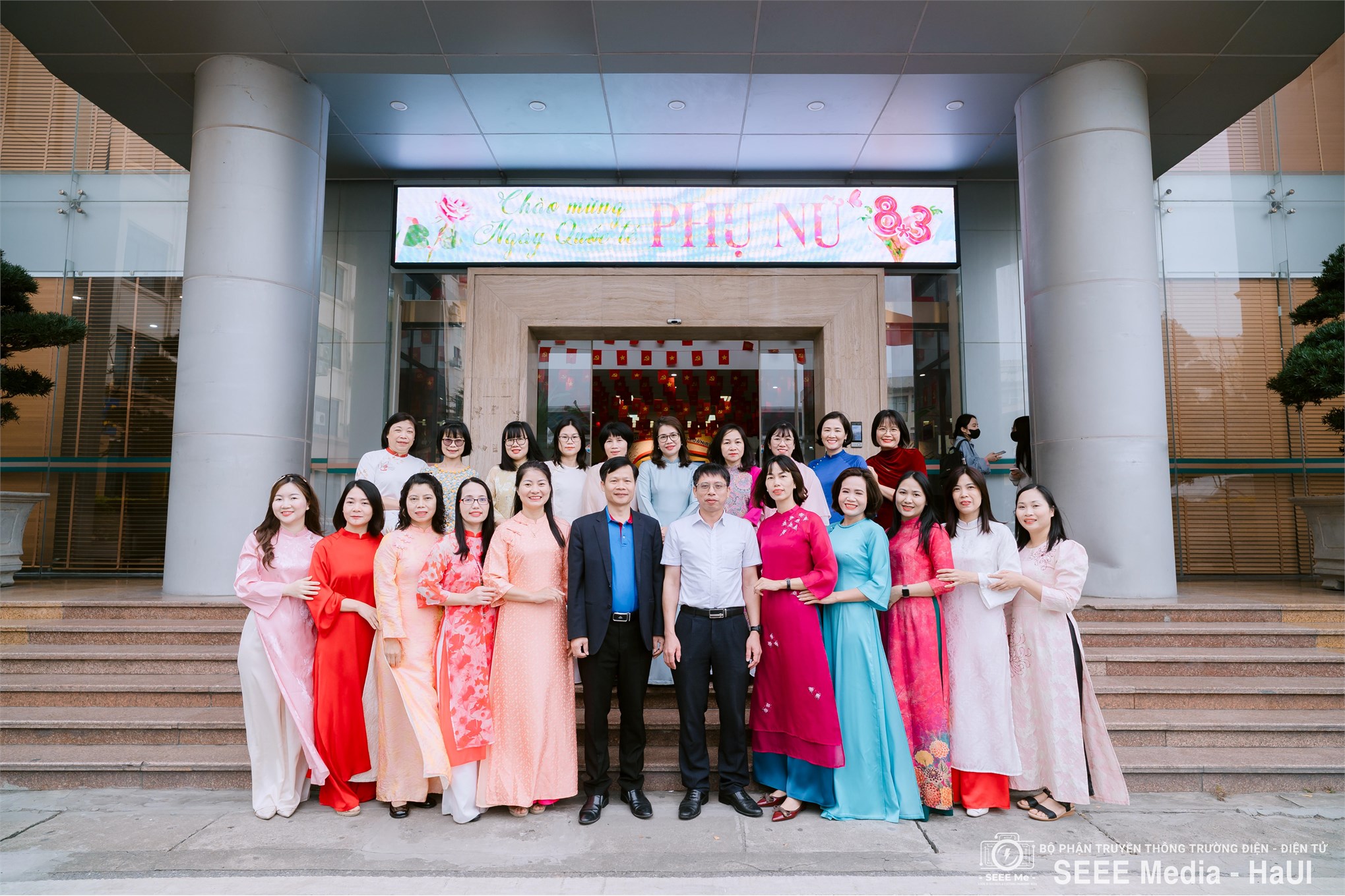 Diễm lệ tà áo dài – Vẻ đẹp thanh tao của người phụ nữ Trường Điện – Điện tử