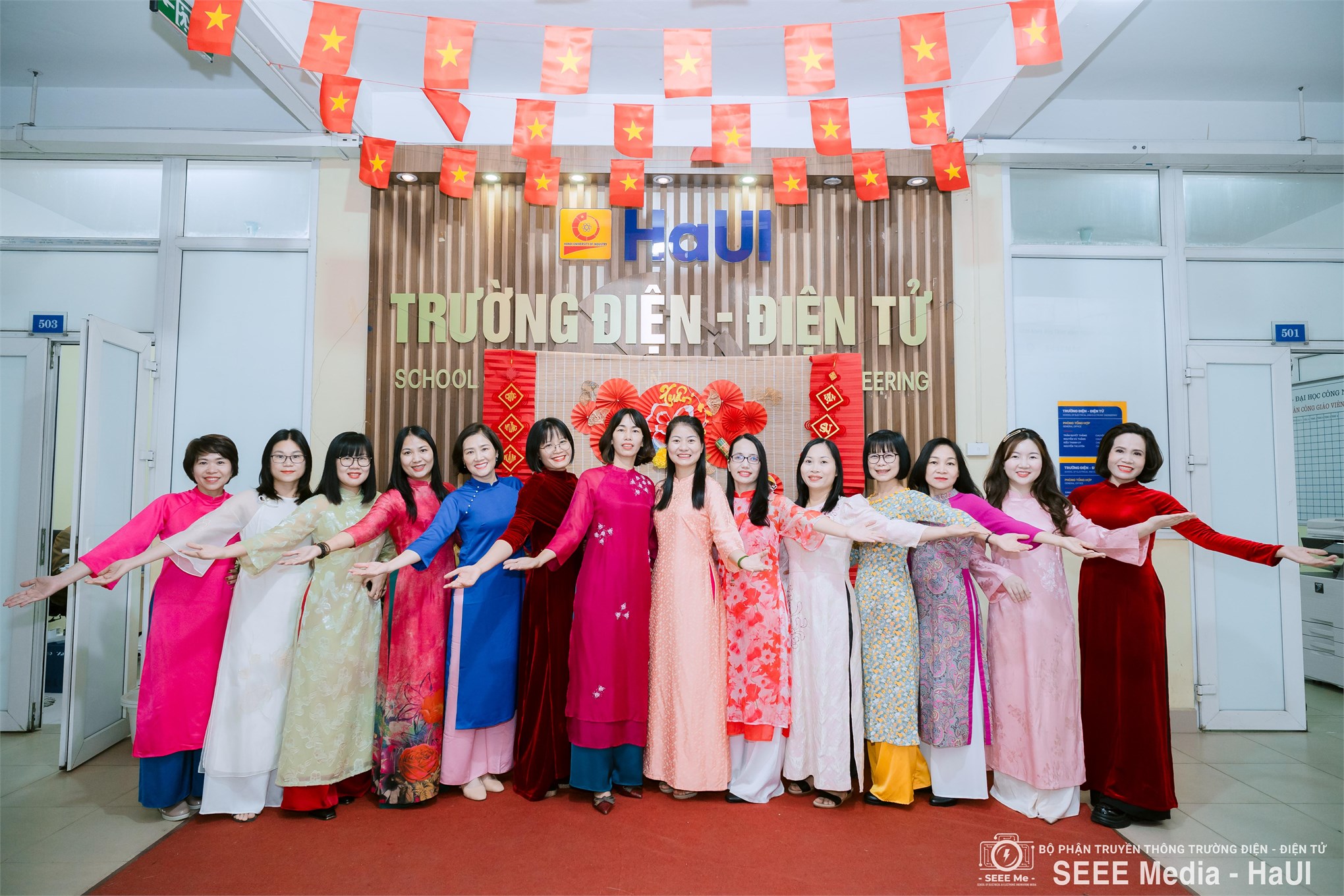 Diễm lệ tà áo dài – Vẻ đẹp thanh tao của người phụ nữ Trường Điện – Điện tử