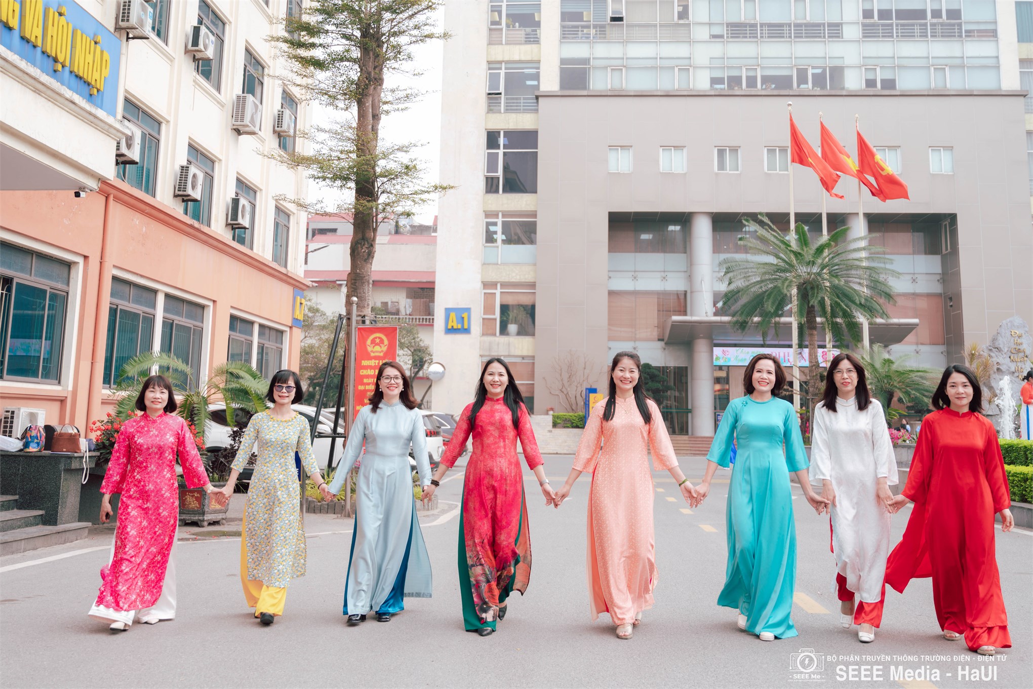 Diễm lệ tà áo dài – Vẻ đẹp thanh tao của người phụ nữ Trường Điện – Điện tử