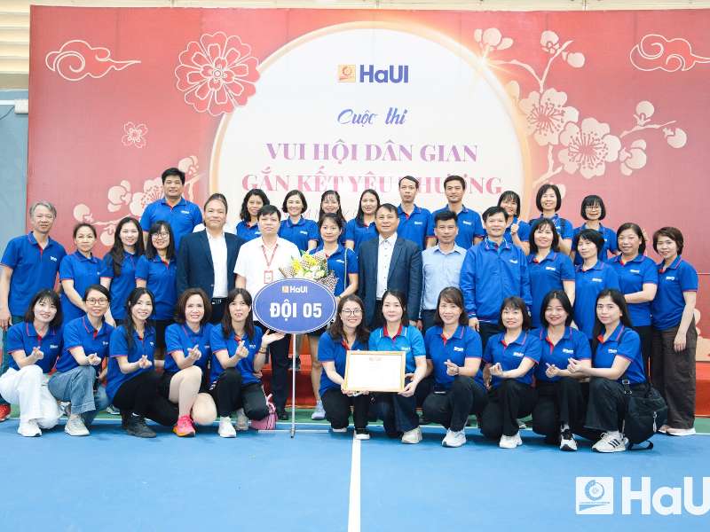 Sôi nổi ngày hội 8/3 của liên quân Trường Điện – Điện tử và Trung tâm Thông tin Thư viện