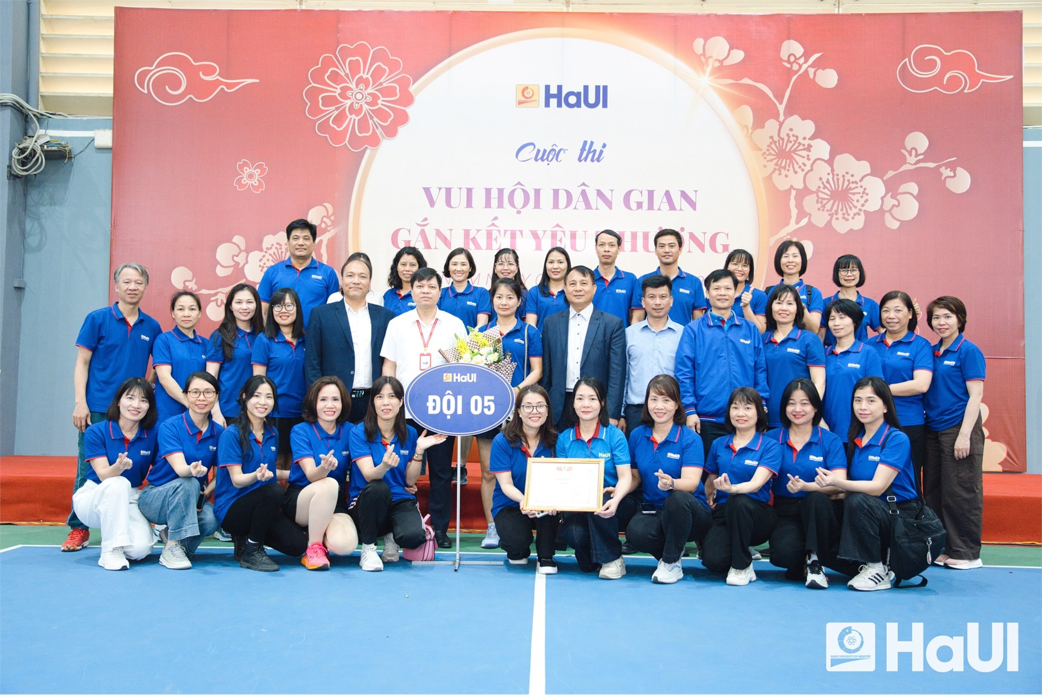 Sôi nổi ngày hội 8/3 của liên quân Trường Điện – Điện tử và Trung tâm Thông tin Thư viện