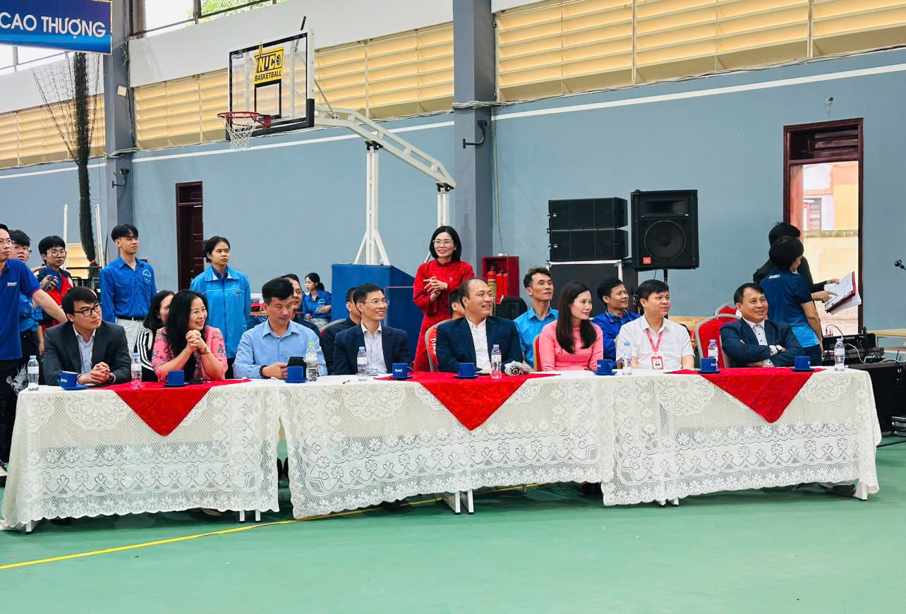 Sôi nổi ngày hội 8/3 của liên quân Trường Điện – Điện tử và Trung tâm Thông tin Thư viện