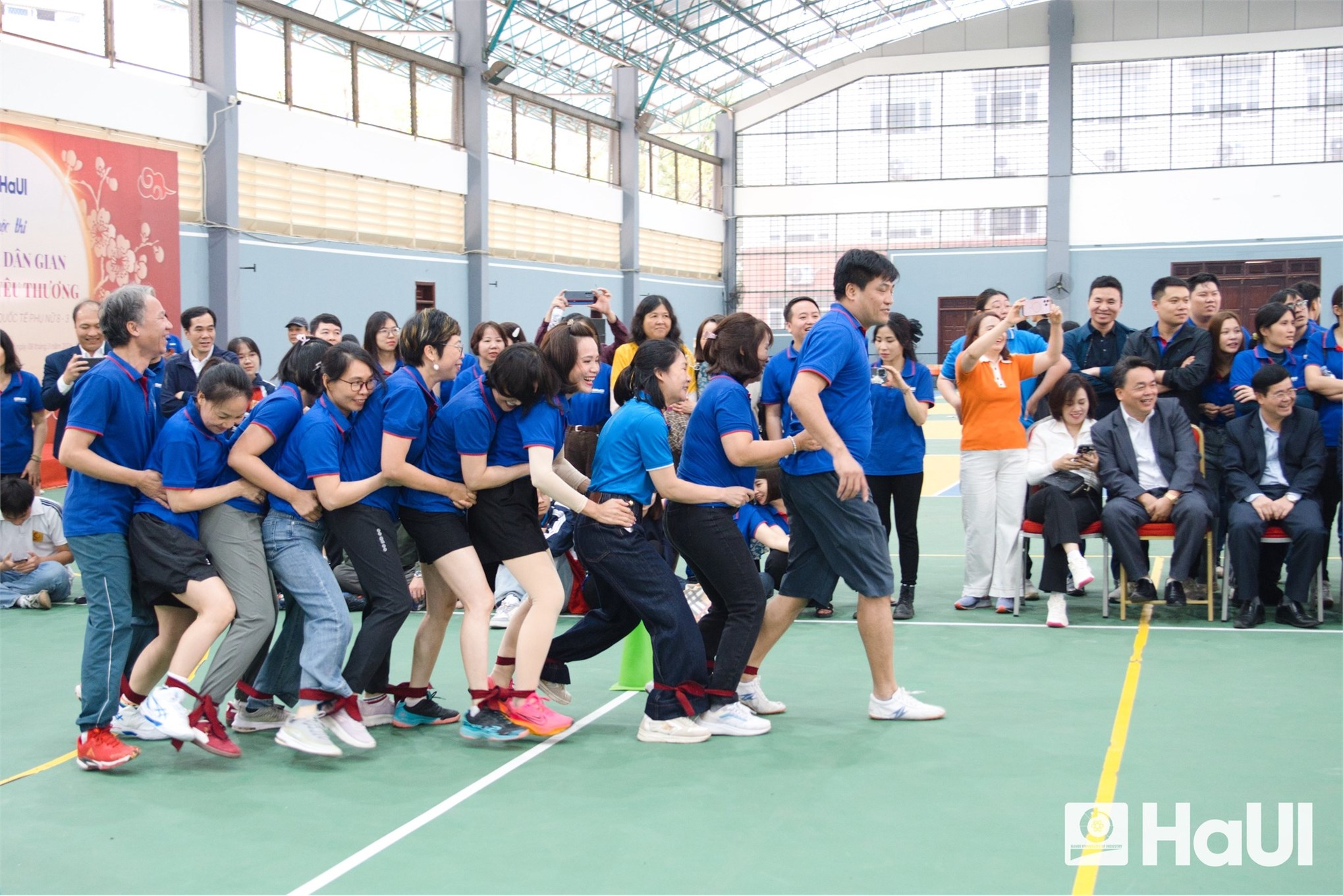 Sôi nổi ngày hội 8/3 của liên quân Trường Điện – Điện tử và Trung tâm Thông tin Thư viện