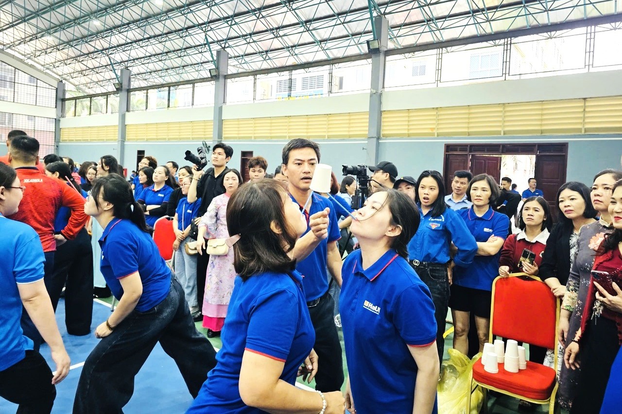 Sôi nổi ngày hội 8/3 của liên quân Trường Điện – Điện tử và Trung tâm Thông tin Thư viện