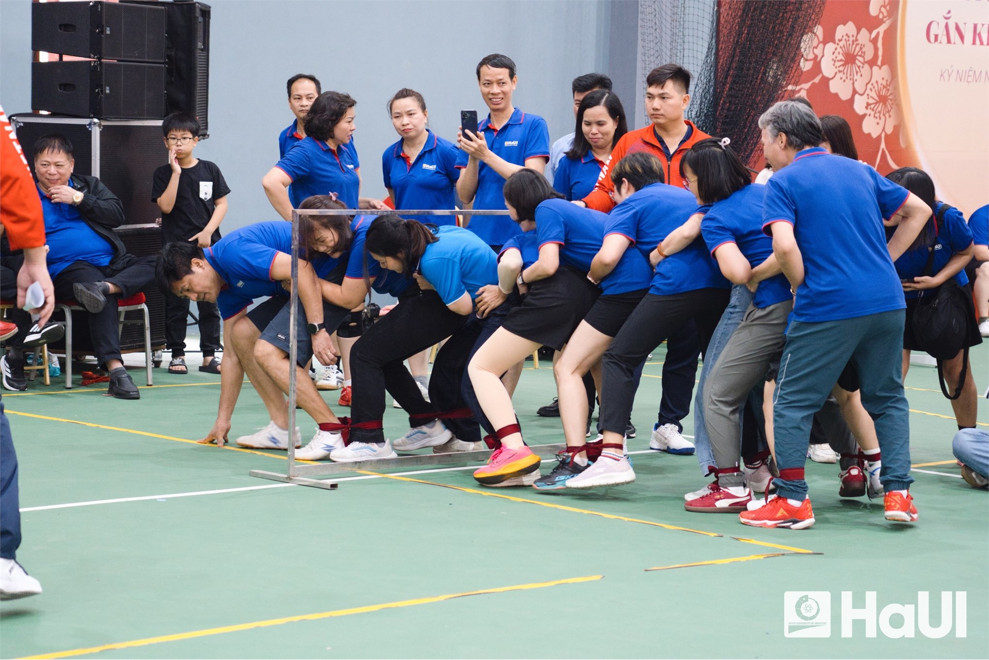 Sôi nổi ngày hội 8/3 của liên quân Trường Điện – Điện tử và Trung tâm Thông tin Thư viện