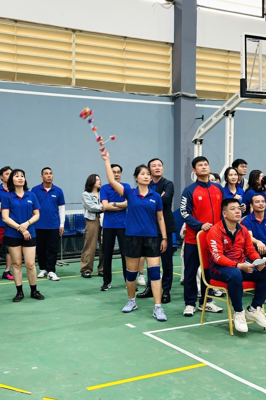 Sôi nổi ngày hội 8/3 của liên quân Trường Điện – Điện tử và Trung tâm Thông tin Thư viện