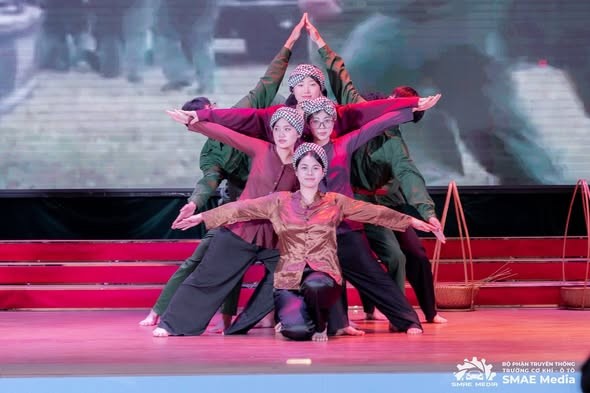 Đội thi Trường Điện – Điện tử lọt vào chung kết cuộc thi “Lý luận trẻ HaUI”