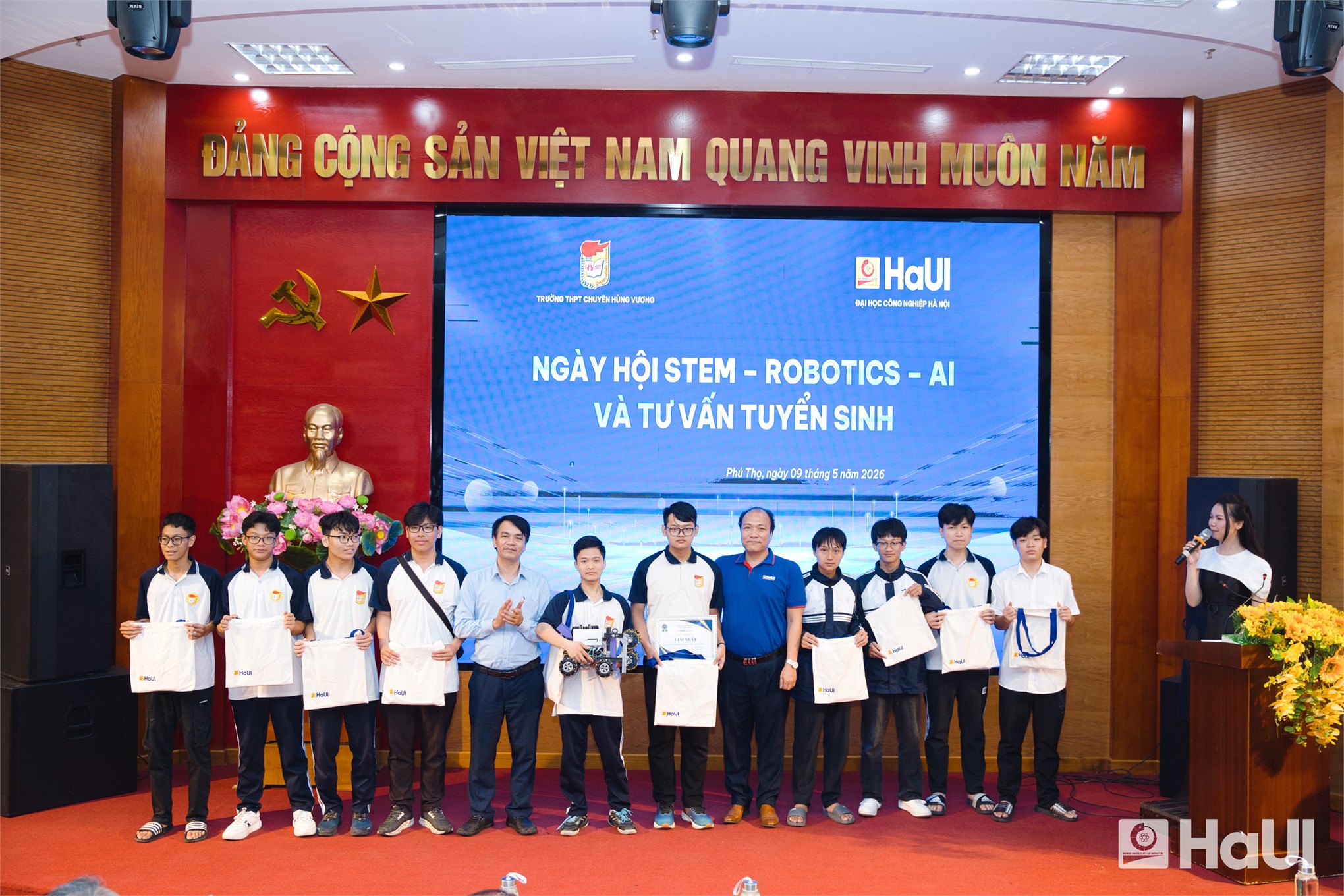 Trường Điện - Điện tử khẳng định dấu ấn công nghệ trong hành trình phục vụ cộng đồng và tư vấn tuyển sinh của HaUI tại Phú Thọ