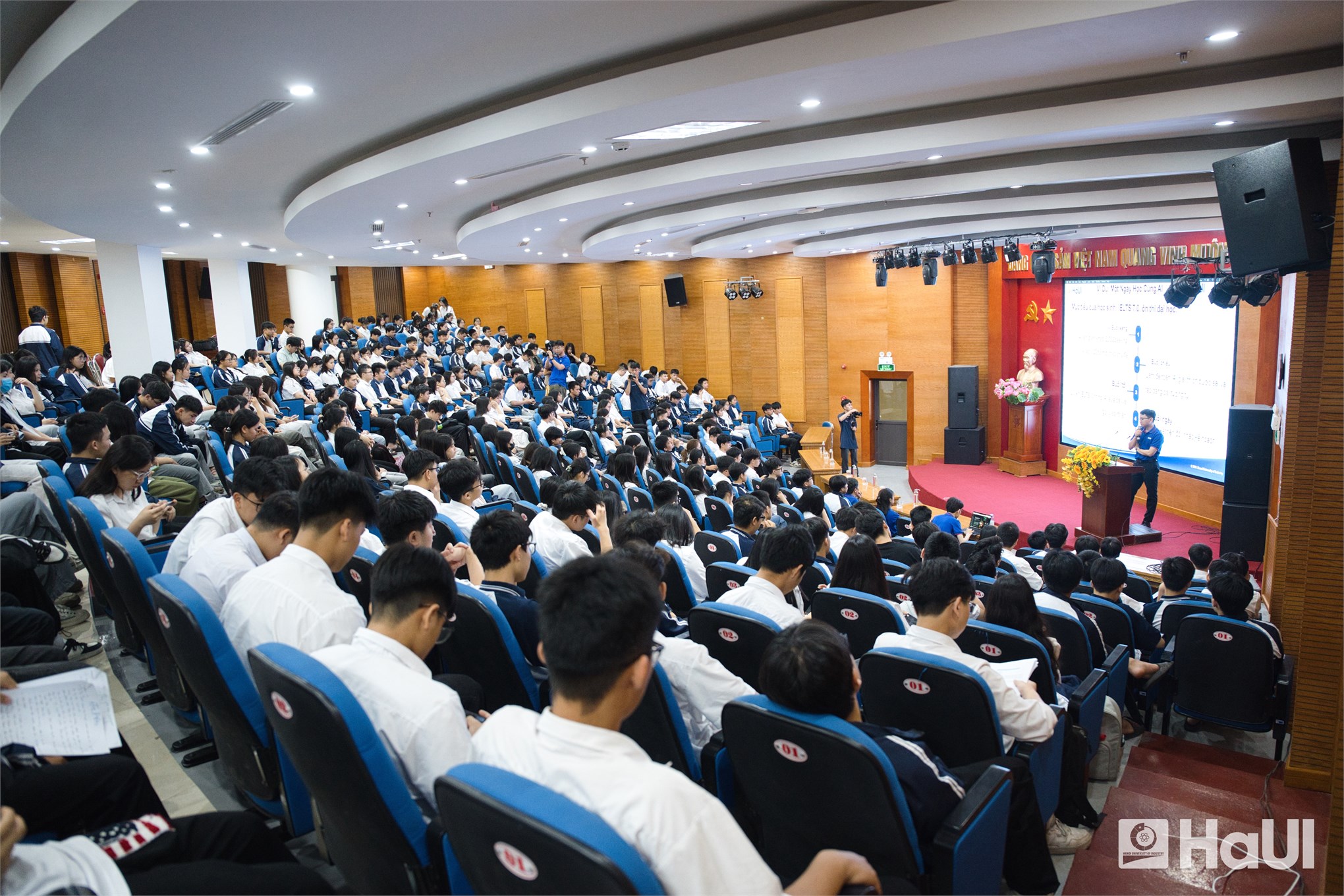 Trường Điện - Điện tử khẳng định dấu ấn công nghệ trong hành trình phục vụ cộng đồng và tư vấn tuyển sinh của HaUI tại Phú Thọ