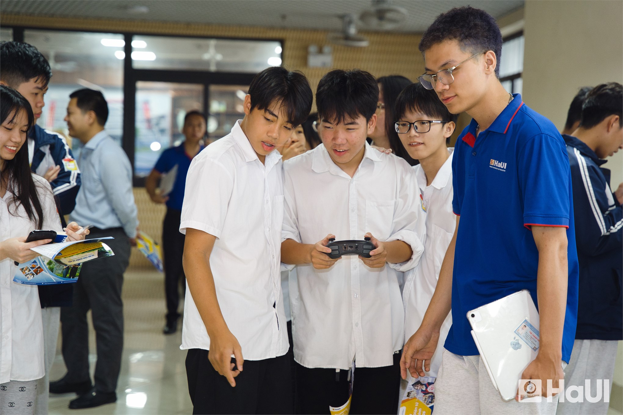 Trường Điện - Điện tử khẳng định dấu ấn công nghệ trong hành trình phục vụ cộng đồng và tư vấn tuyển sinh của HaUI tại Phú Thọ
