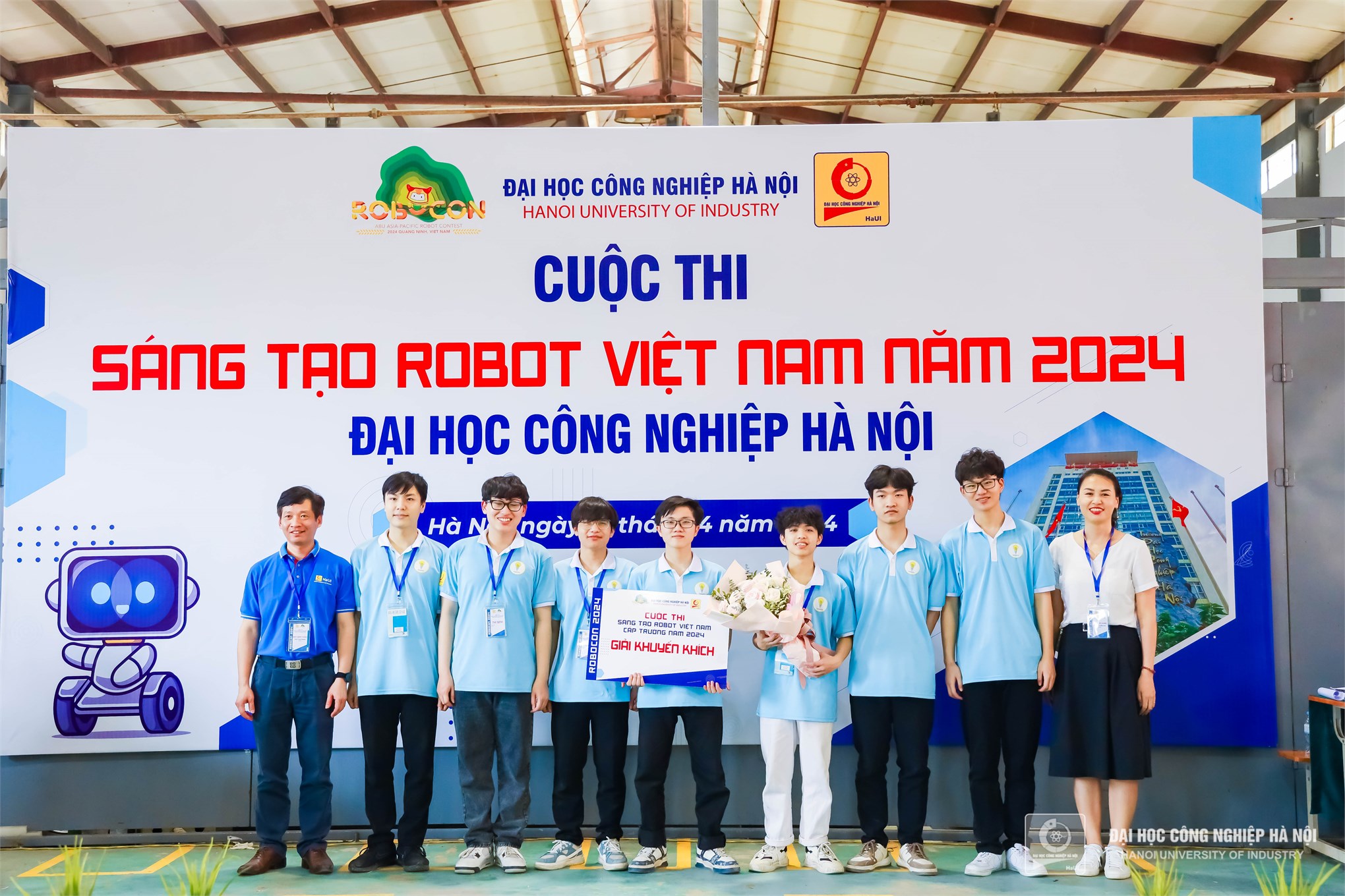 “Từ ‘con chỉ phá đồ là giỏi’ đến kỹ sư Samsung: Hành trình theo đuổi đam mê Tự động hóa”