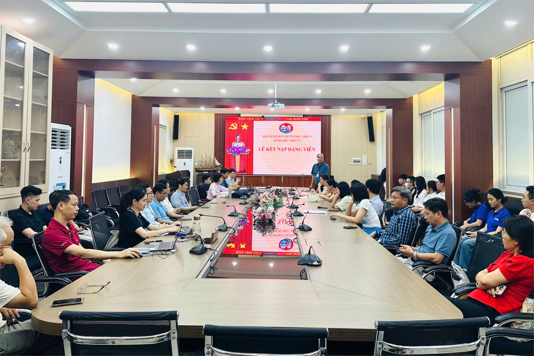 Chi bộ Điện - Điện tử 2 long trọng tổ chức Lễ kết nạp Đảng viên mới