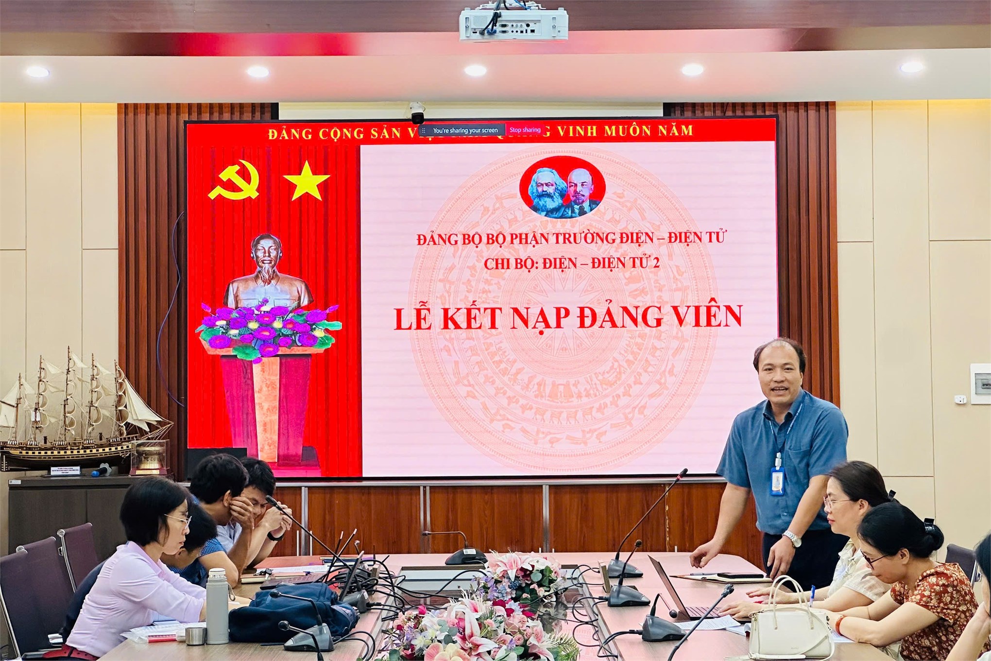 Chi bộ Điện - Điện tử 2 long trọng tổ chức Lễ kết nạp Đảng viên mới