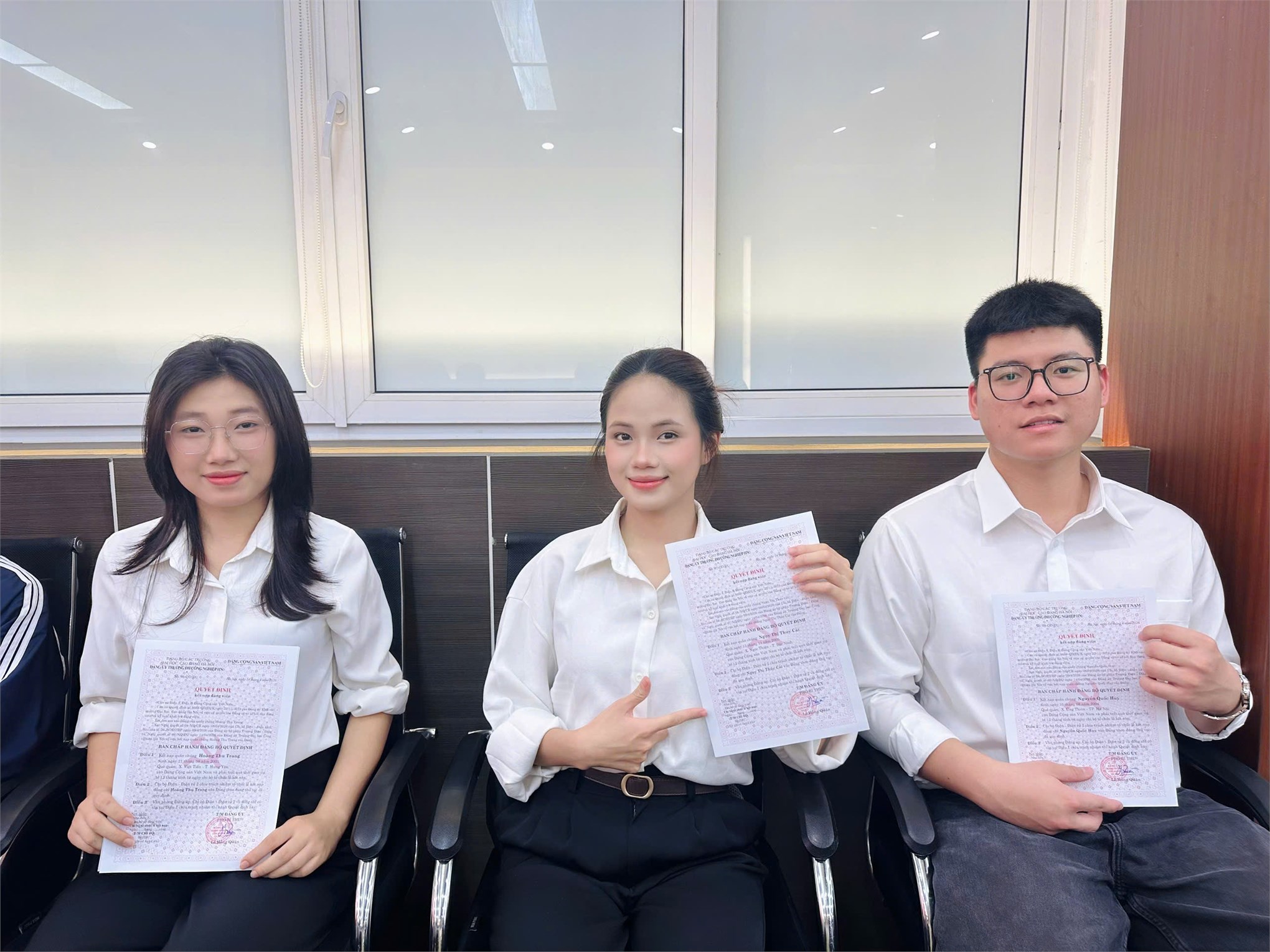 Chi bộ Điện - Điện tử 2 long trọng tổ chức Lễ kết nạp Đảng viên mới