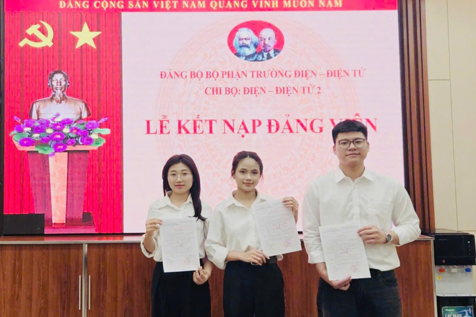 Chi bộ Điện - Điện tử 2 long trọng tổ chức Lễ kết nạp Đảng viên mới