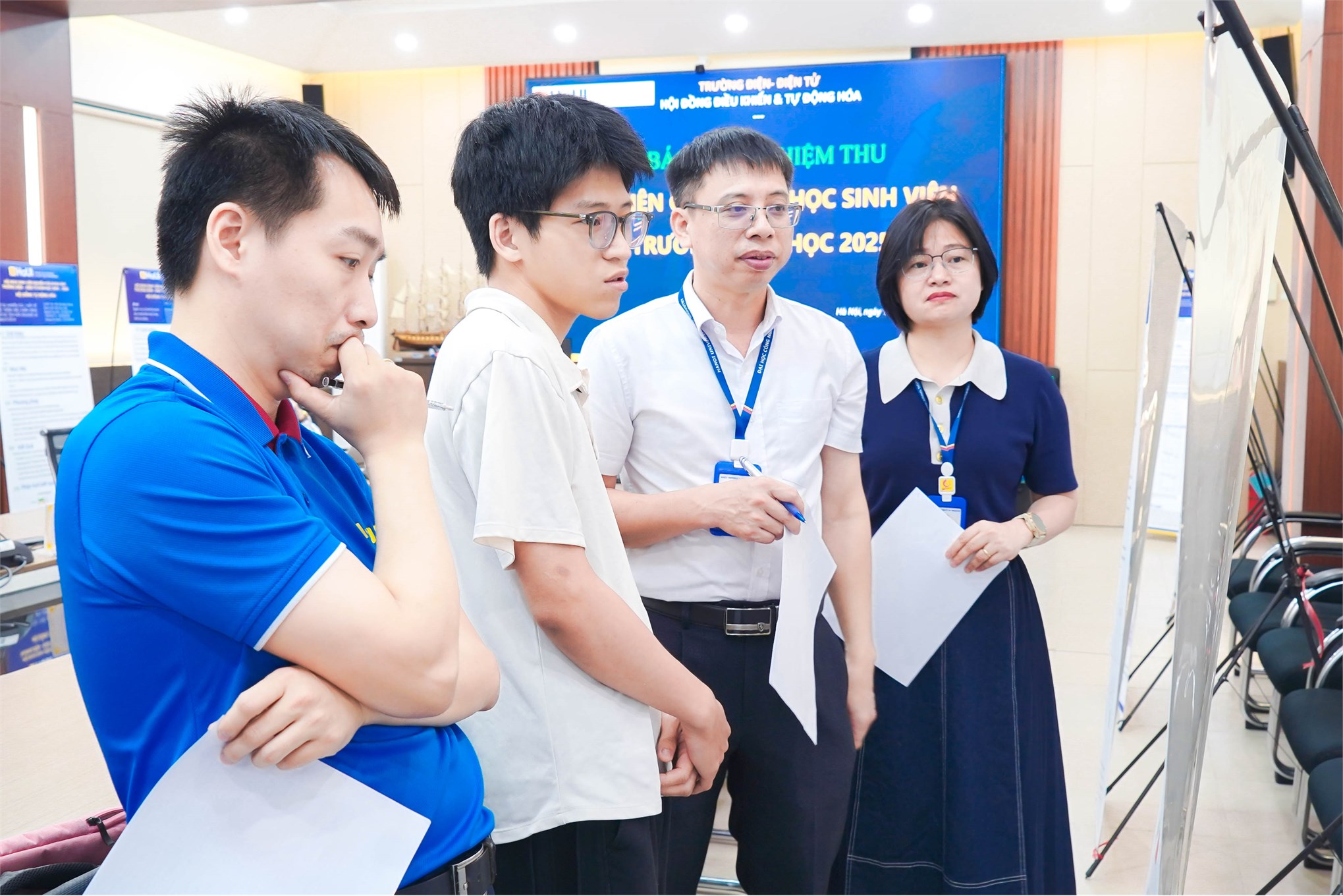 Sôi nổi phiên nghiệm thu đầu tiên đề tài sinh viên nghiên cứu khoa học Trường Điện - Điện tử năm học 2025 - 2026