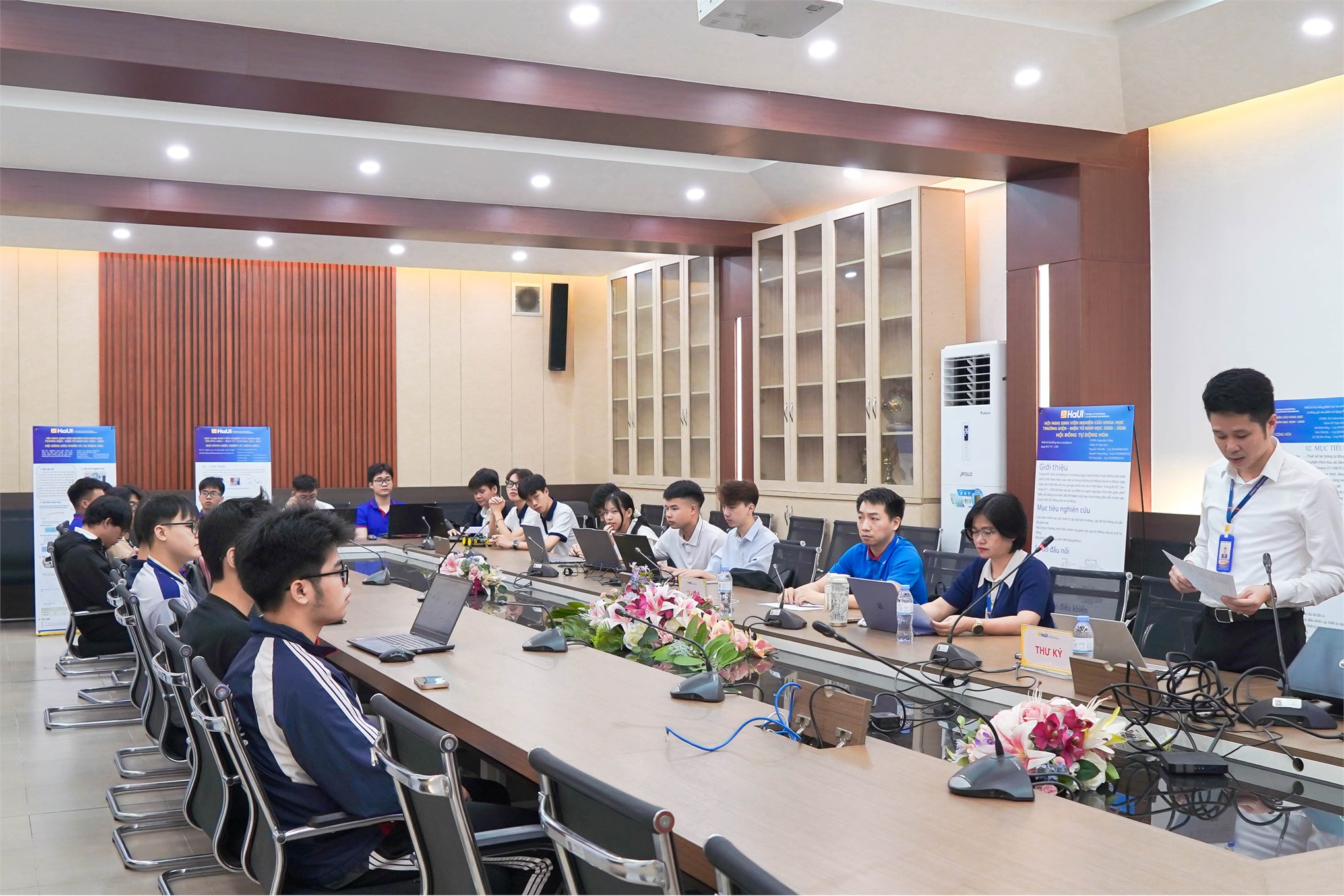 Sôi nổi phiên nghiệm thu đầu tiên đề tài sinh viên nghiên cứu khoa học Trường Điện - Điện tử năm học 2025 - 2026