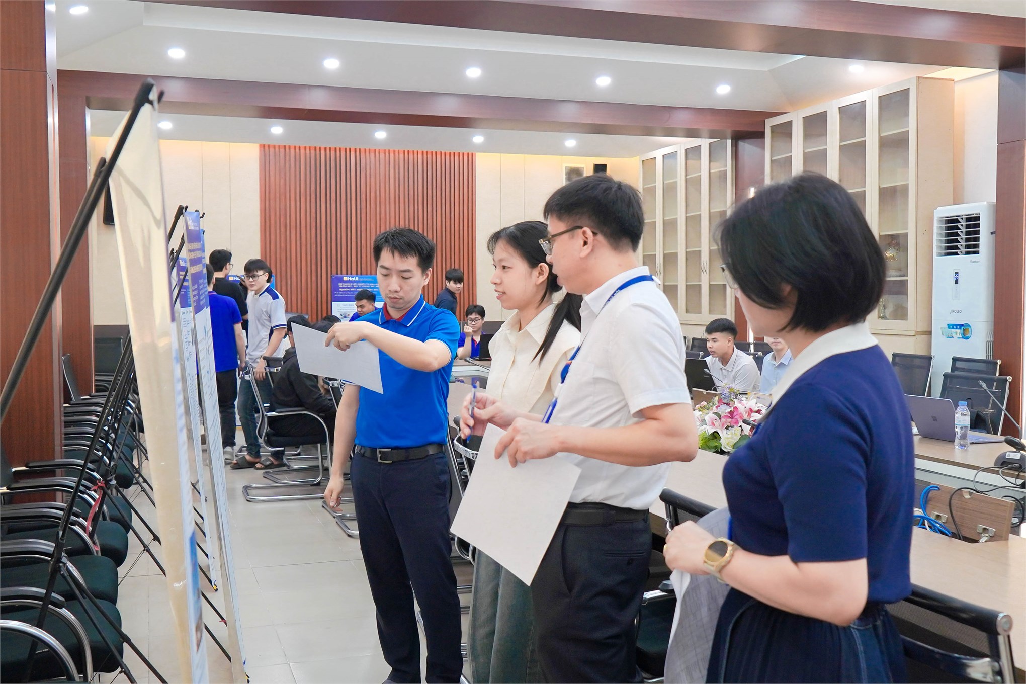 Sôi nổi phiên nghiệm thu đầu tiên đề tài sinh viên nghiên cứu khoa học Trường Điện - Điện tử năm học 2025 - 2026