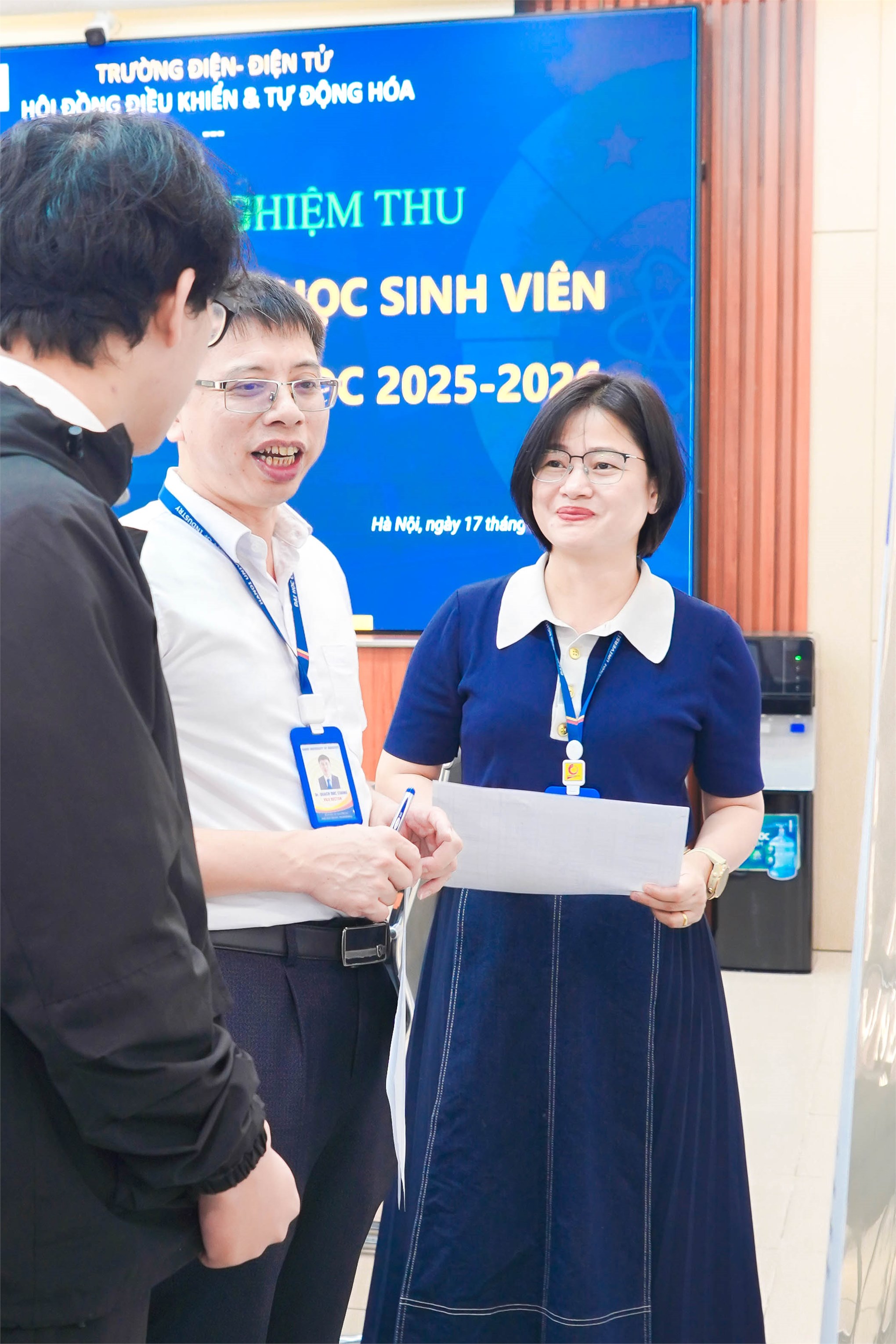Sôi nổi phiên nghiệm thu đầu tiên đề tài sinh viên nghiên cứu khoa học Trường Điện - Điện tử năm học 2025 - 2026