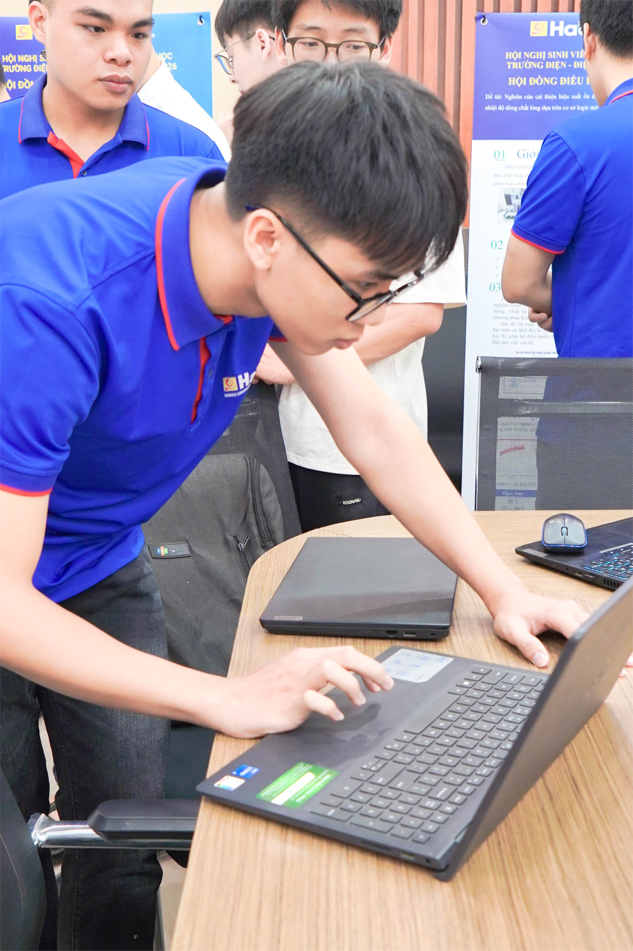 Sôi nổi phiên nghiệm thu đầu tiên đề tài sinh viên nghiên cứu khoa học Trường Điện - Điện tử năm học 2025 - 2026