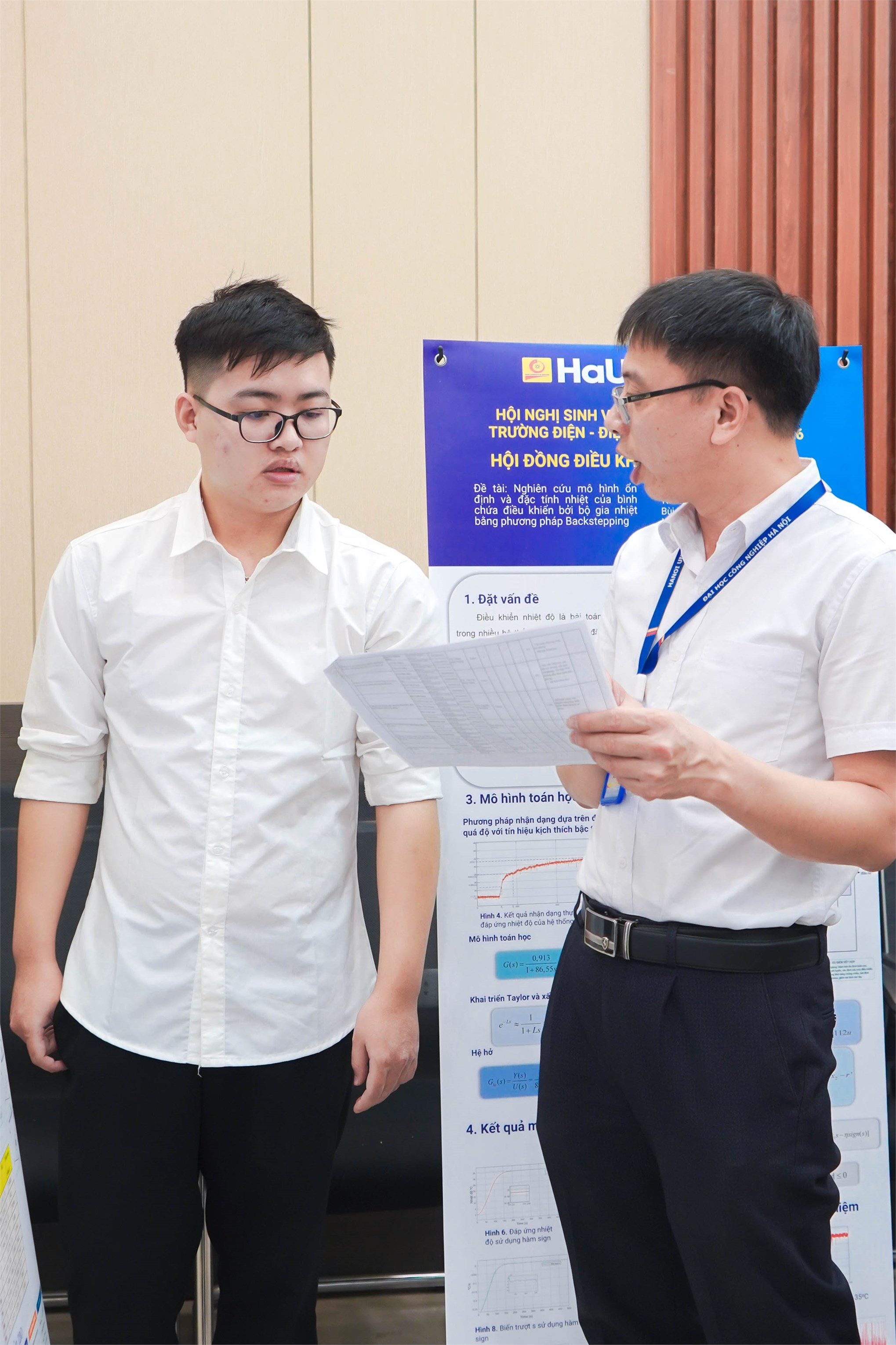 Sôi nổi phiên nghiệm thu đầu tiên đề tài sinh viên nghiên cứu khoa học Trường Điện - Điện tử năm học 2025 - 2026
