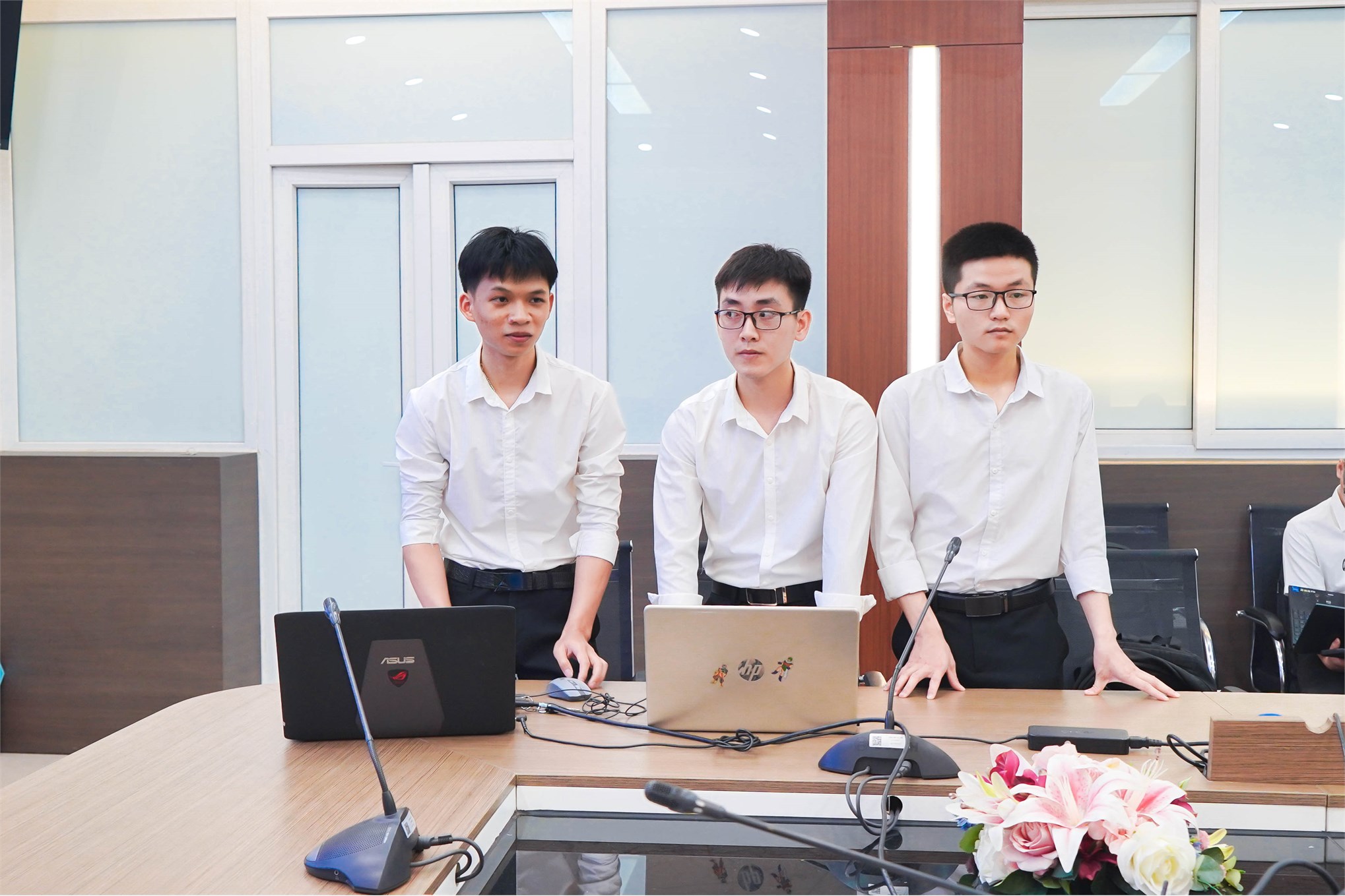 Sôi nổi phiên nghiệm thu đầu tiên đề tài sinh viên nghiên cứu khoa học Trường Điện - Điện tử năm học 2025 - 2026
