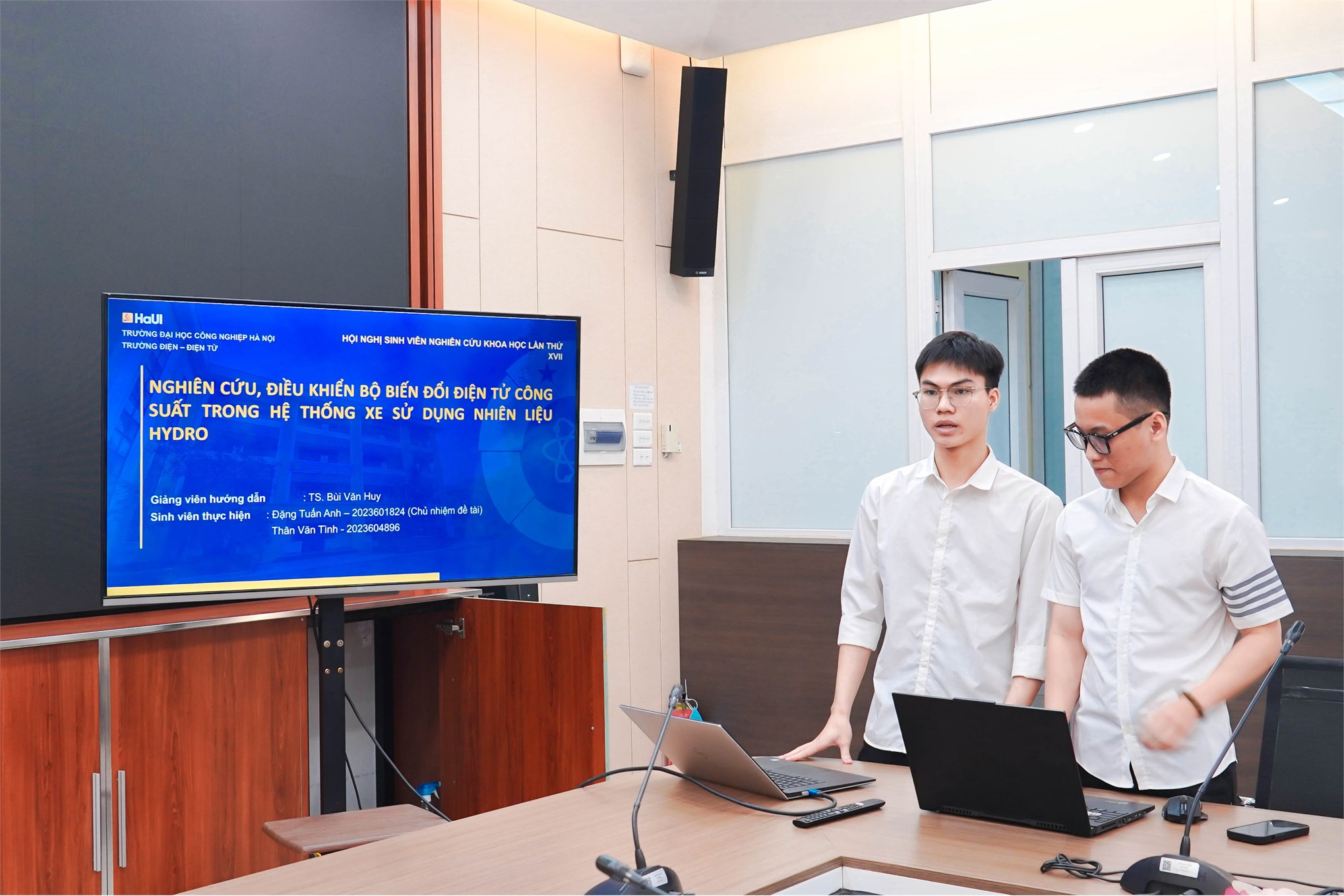 Sôi nổi phiên nghiệm thu đầu tiên đề tài sinh viên nghiên cứu khoa học Trường Điện - Điện tử năm học 2025 - 2026