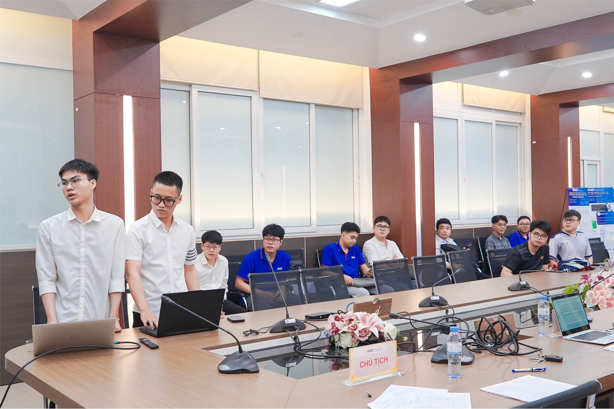Sôi nổi phiên nghiệm thu đầu tiên đề tài sinh viên nghiên cứu khoa học Trường Điện - Điện tử năm học 2025 - 2026