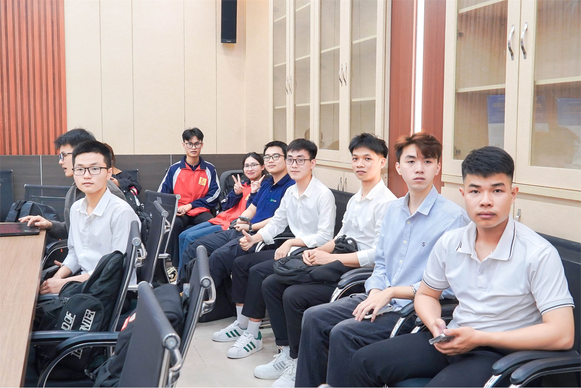 Sôi nổi phiên nghiệm thu đầu tiên đề tài sinh viên nghiên cứu khoa học Trường Điện - Điện tử năm học 2025 - 2026