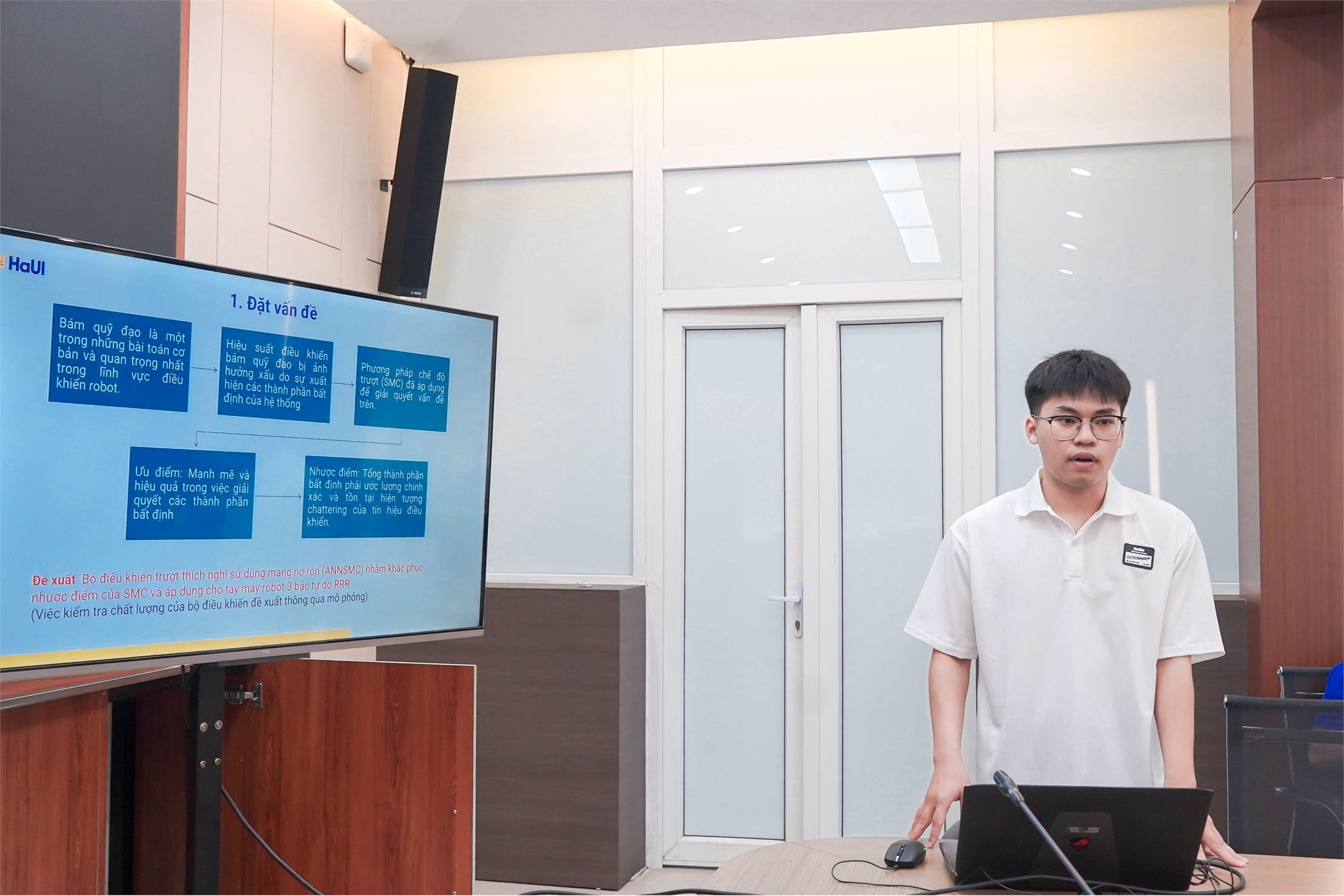 Sôi nổi phiên nghiệm thu đầu tiên đề tài sinh viên nghiên cứu khoa học Trường Điện - Điện tử năm học 2025 - 2026