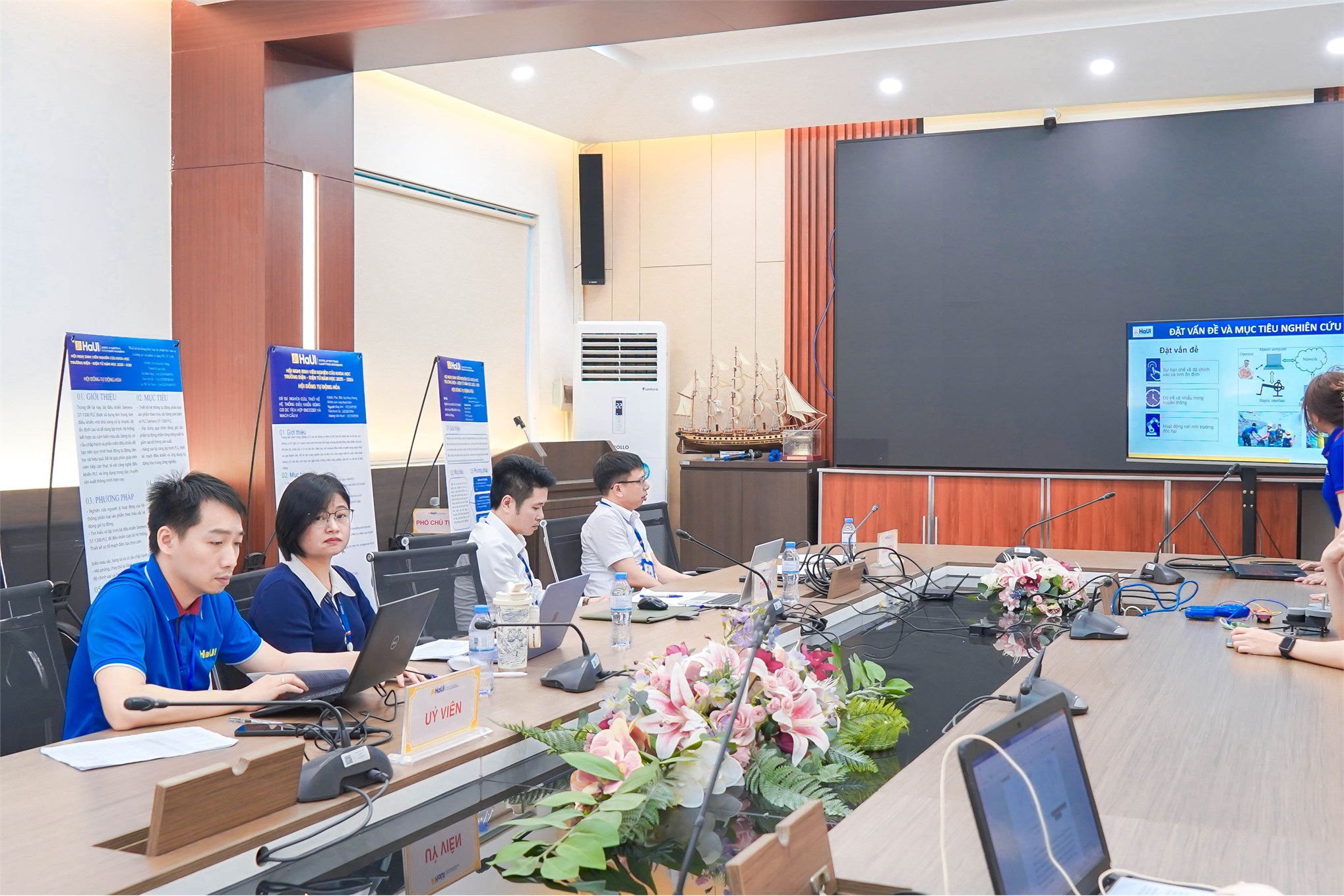 Sôi nổi phiên nghiệm thu đầu tiên đề tài sinh viên nghiên cứu khoa học Trường Điện - Điện tử năm học 2025 - 2026