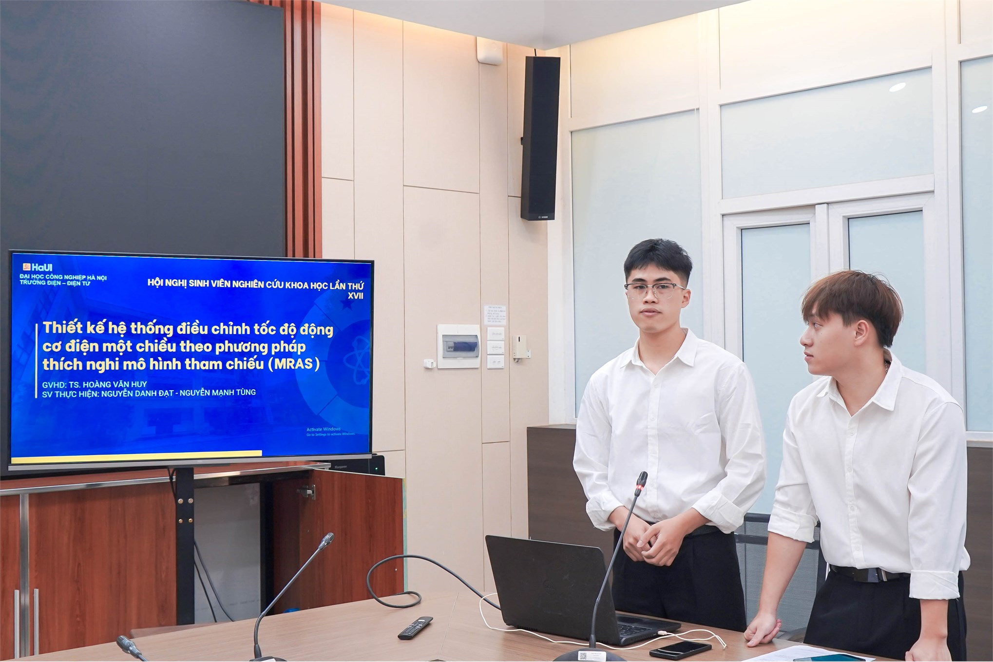Sôi nổi phiên nghiệm thu đầu tiên đề tài sinh viên nghiên cứu khoa học Trường Điện - Điện tử năm học 2025 - 2026